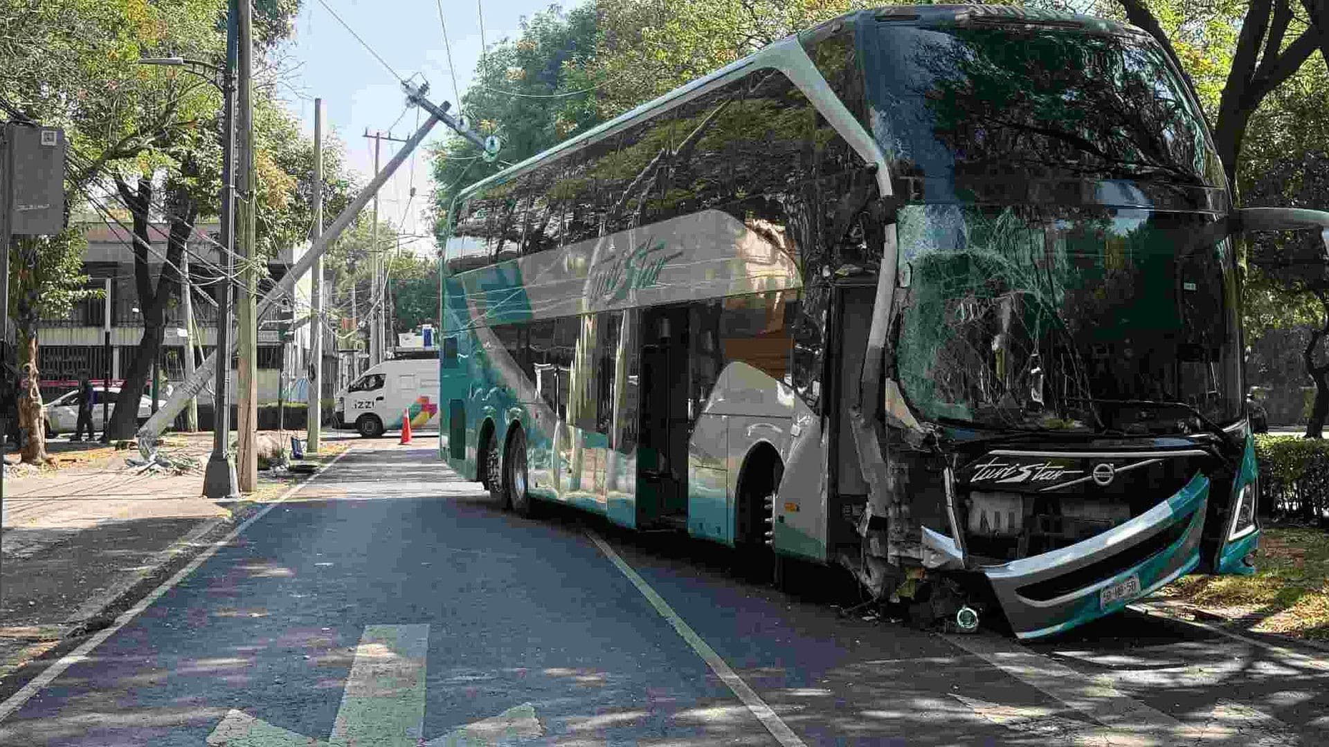 Autobús Queda Destrozado tras Chocar con un Poste en Coyoacán; Accidente Deja sin Luz a los Vecinos