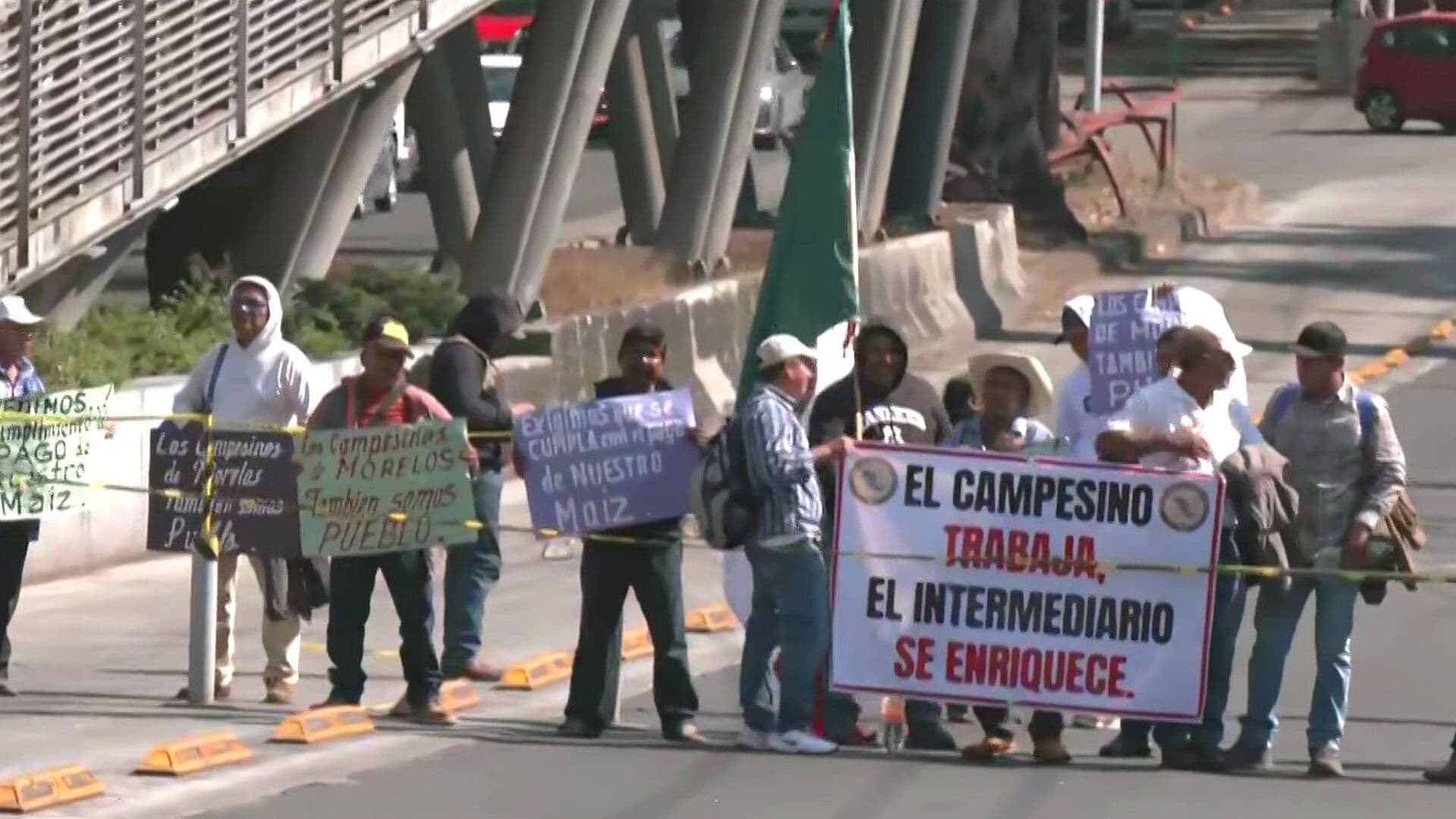 Campesinos Bloquean Insurgentes Sur a la Altura del Metrobús Villa Olímpica