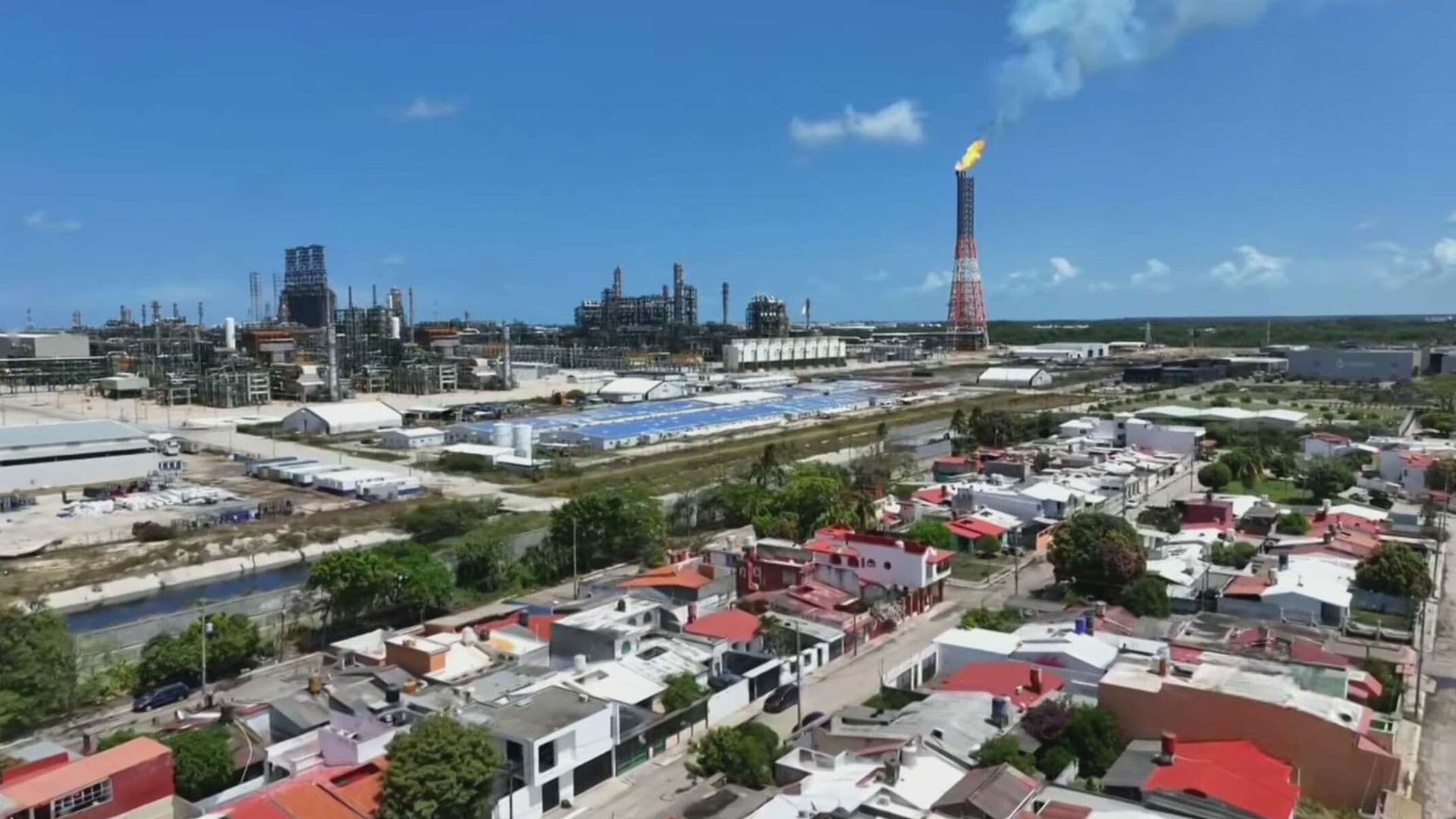 "Había Olor a Aceite y Nata de Hidrocarburos", Dicen Habitantes de Colonias Cernadas a Refinería Dos Bocas