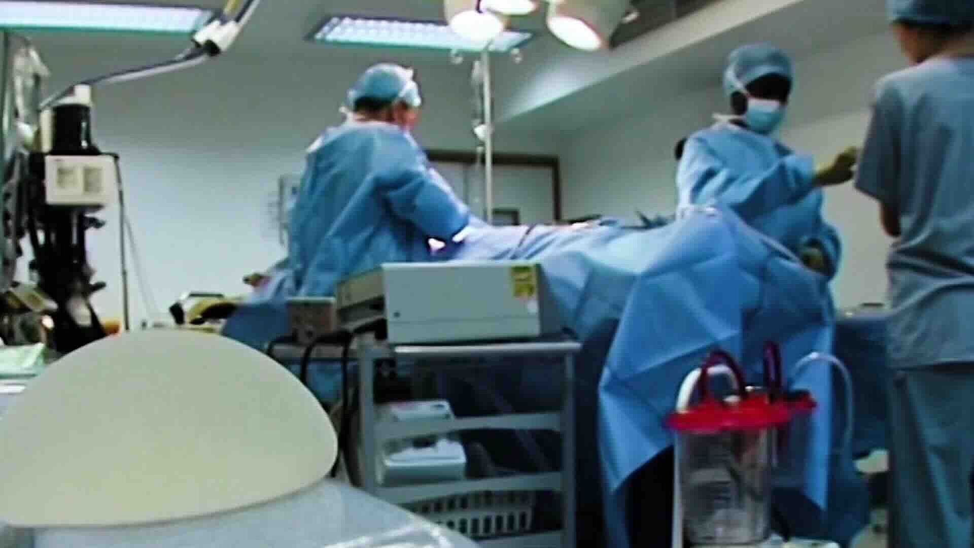 Síndrome de Asia: Experto Explica Riesgos de Implantes y Reacciones del Sistema Inmunitario