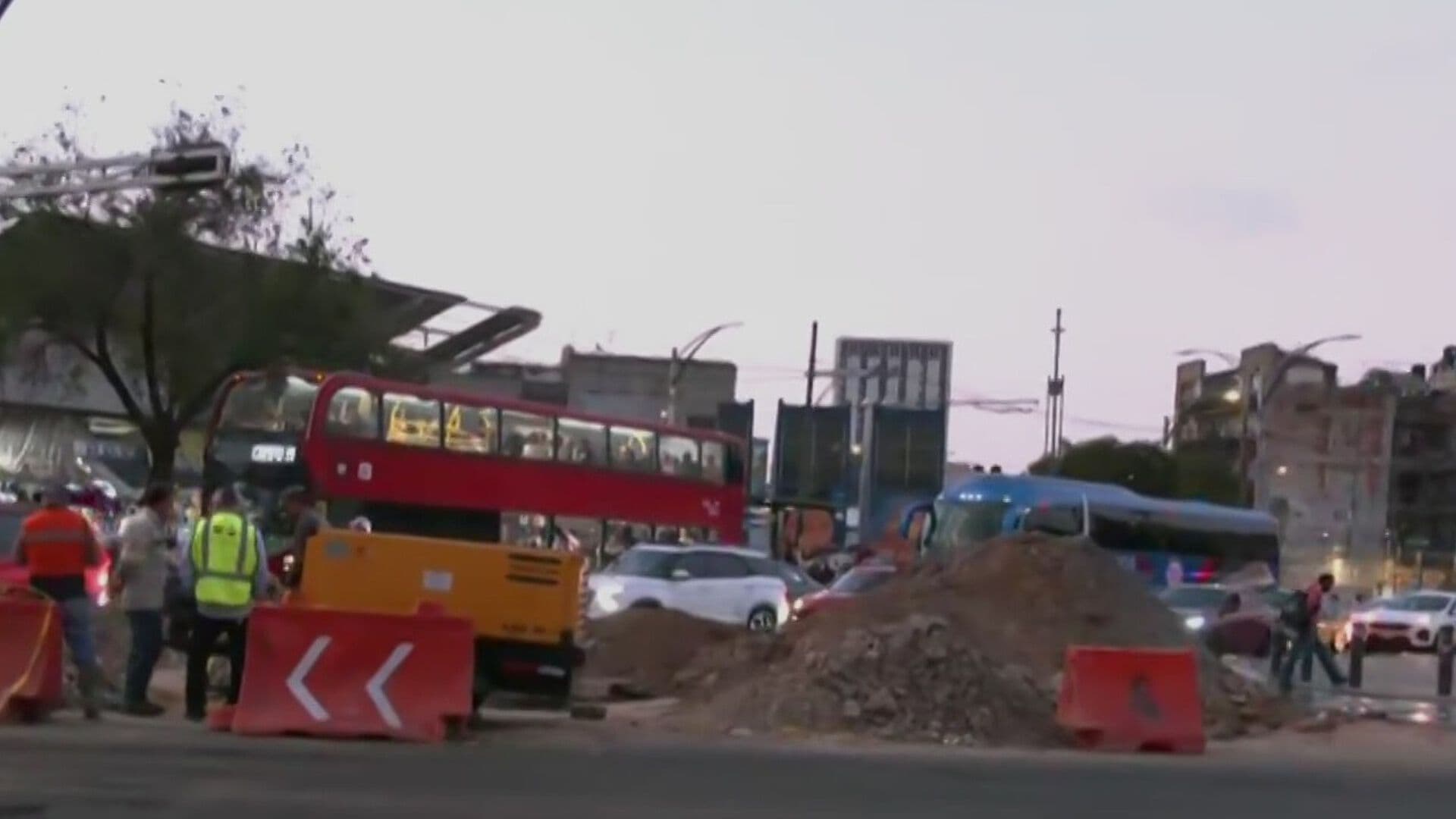 Obras por Fuga de Agua Colapsan Reforma y Eje 1 Norte; Prevén Concluir el 28 de Marzo