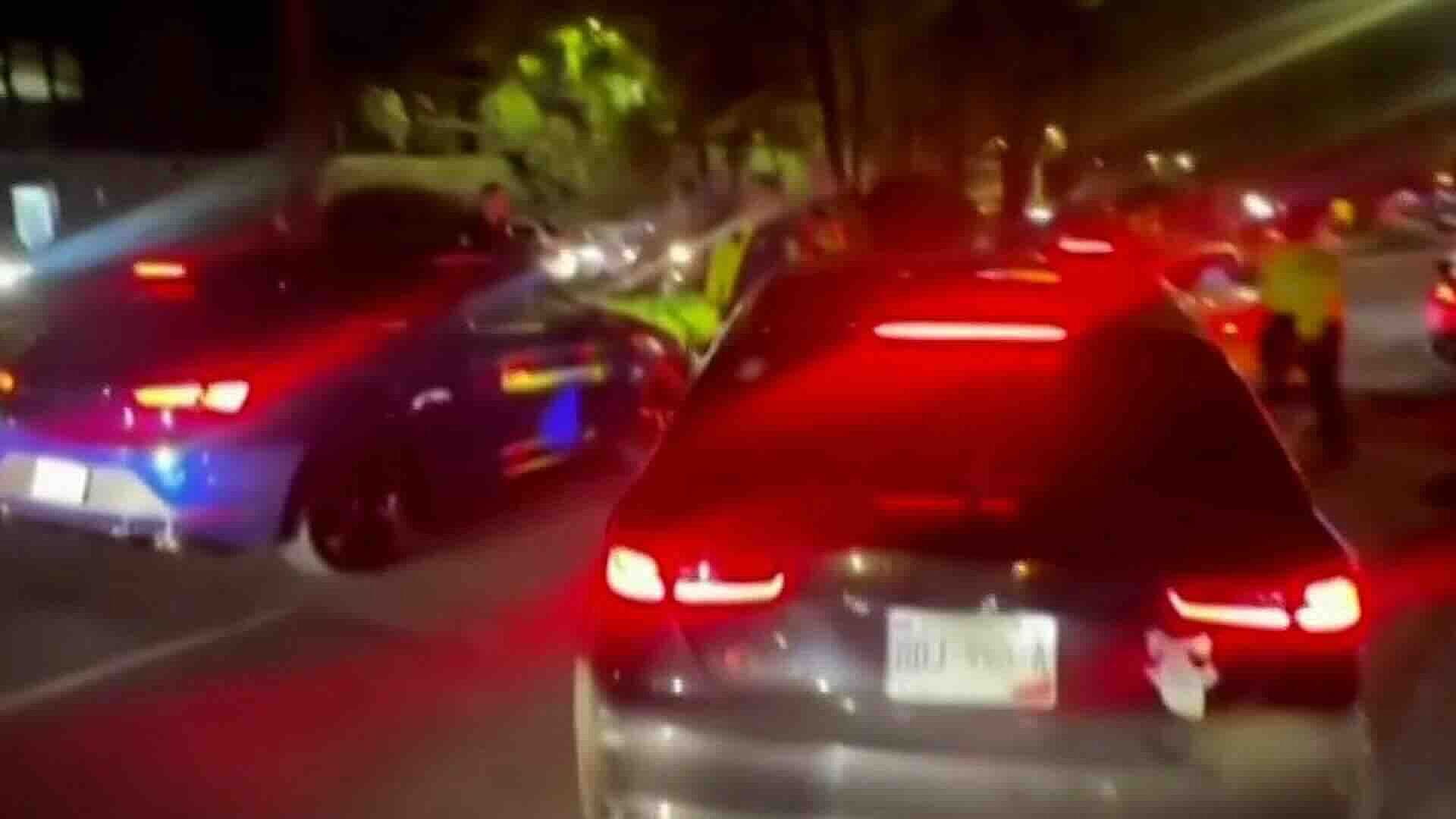 Remiten Automóviles por Arrancones en Avenida Miguel Ángel de Quevedo en Coyoacán, CDMX
