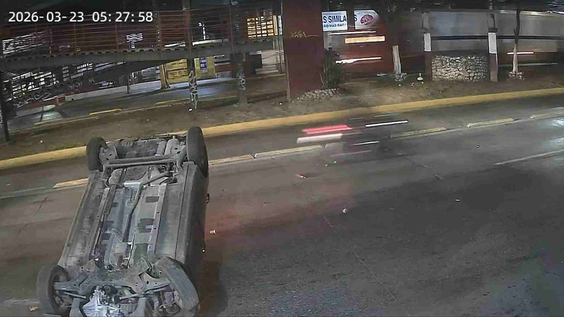 VIDEO: Captan Momento en que Auto Vuelca Tras Ser Embestido por Tráiler en Tultitlán, Edomex