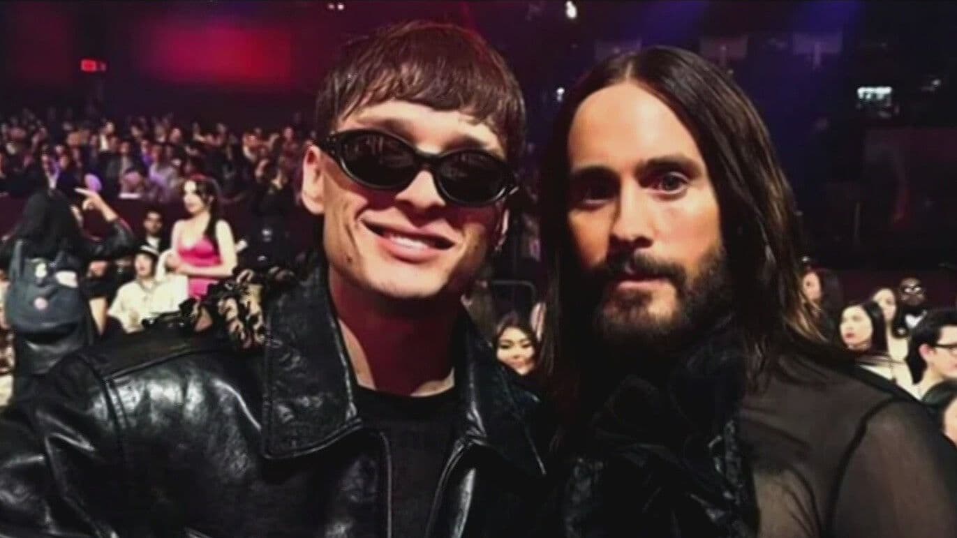Peso Pluma y Jared Leto Presumen Fotografía Juntos