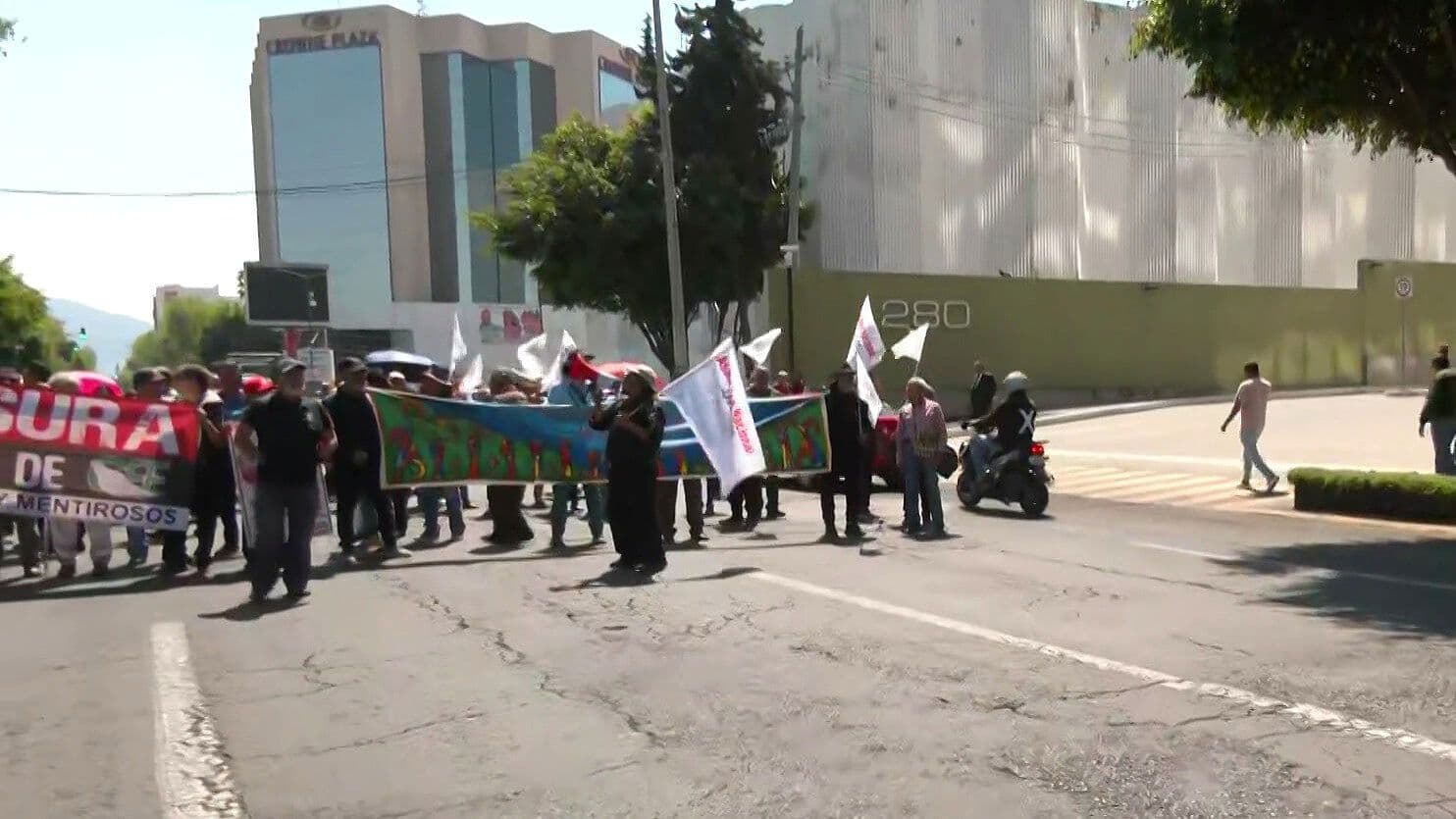 Integrantes de la ANUEE Bloquean la Av. Sor Juana Inés de la Cruz en Tlalnepantla, Edomex