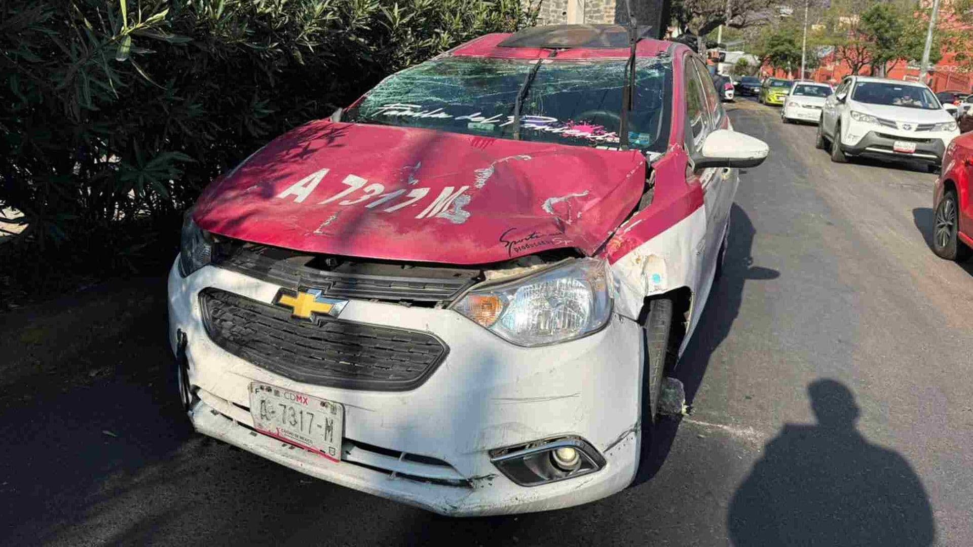 Taxi Choca contra Árbol y Vuelca en Álvaro Obregón; Hay Dos Lesionados
