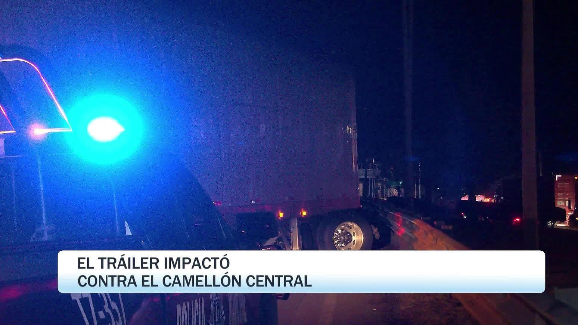 Tráiler Termina Choca Contra Camellón Sobre la Carretera a Morelia en Tlajomulco