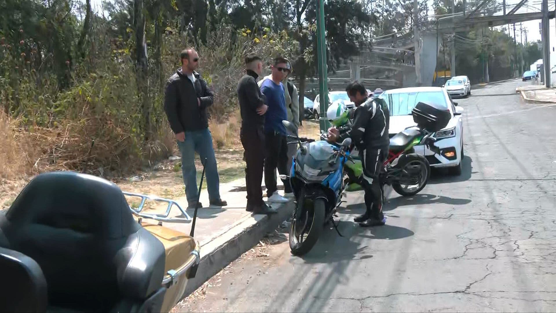 Choque en Insurgentes Sur: Auto se lleva a su Paso a Un Motociclista en Ciudad de México