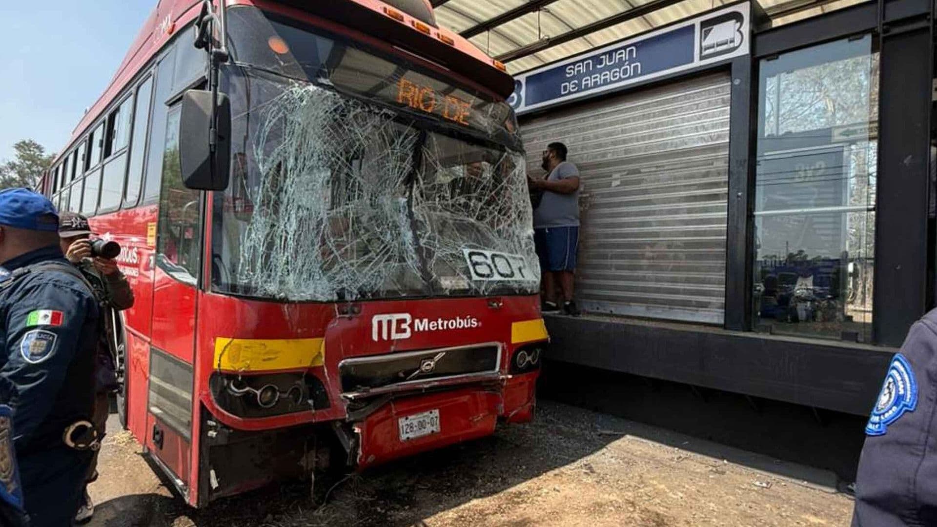 Fuerte Choque de Unidades de Metrobús en la GAM, CDMX; Hay Varios Heridos