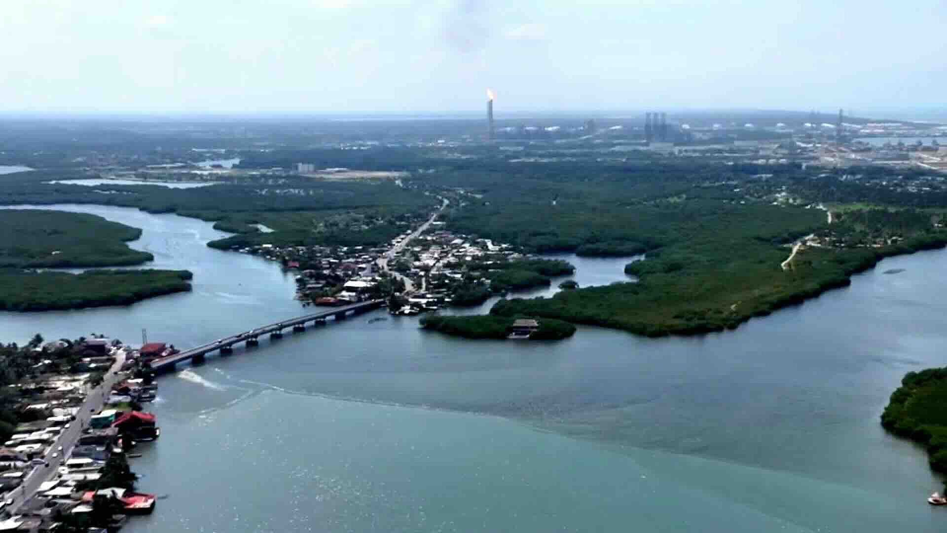 Captan desde el Aire Mancha de Hidrocarburo por Derrame en Dos Bocas, Tabasco
