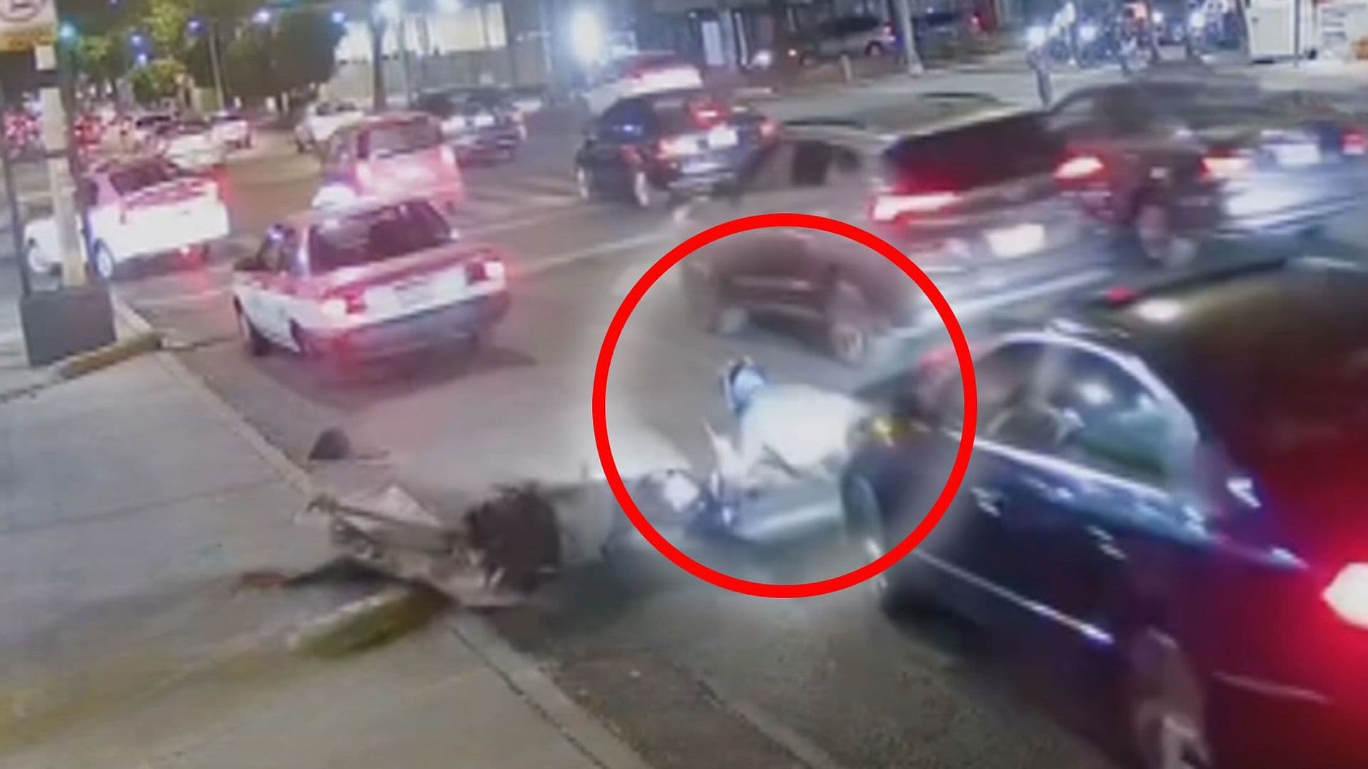 VIDEO: Conductor Atropella a Motociclista y le Pasa Encima para Darse a la Fuga en Iztacalco, CDMX
