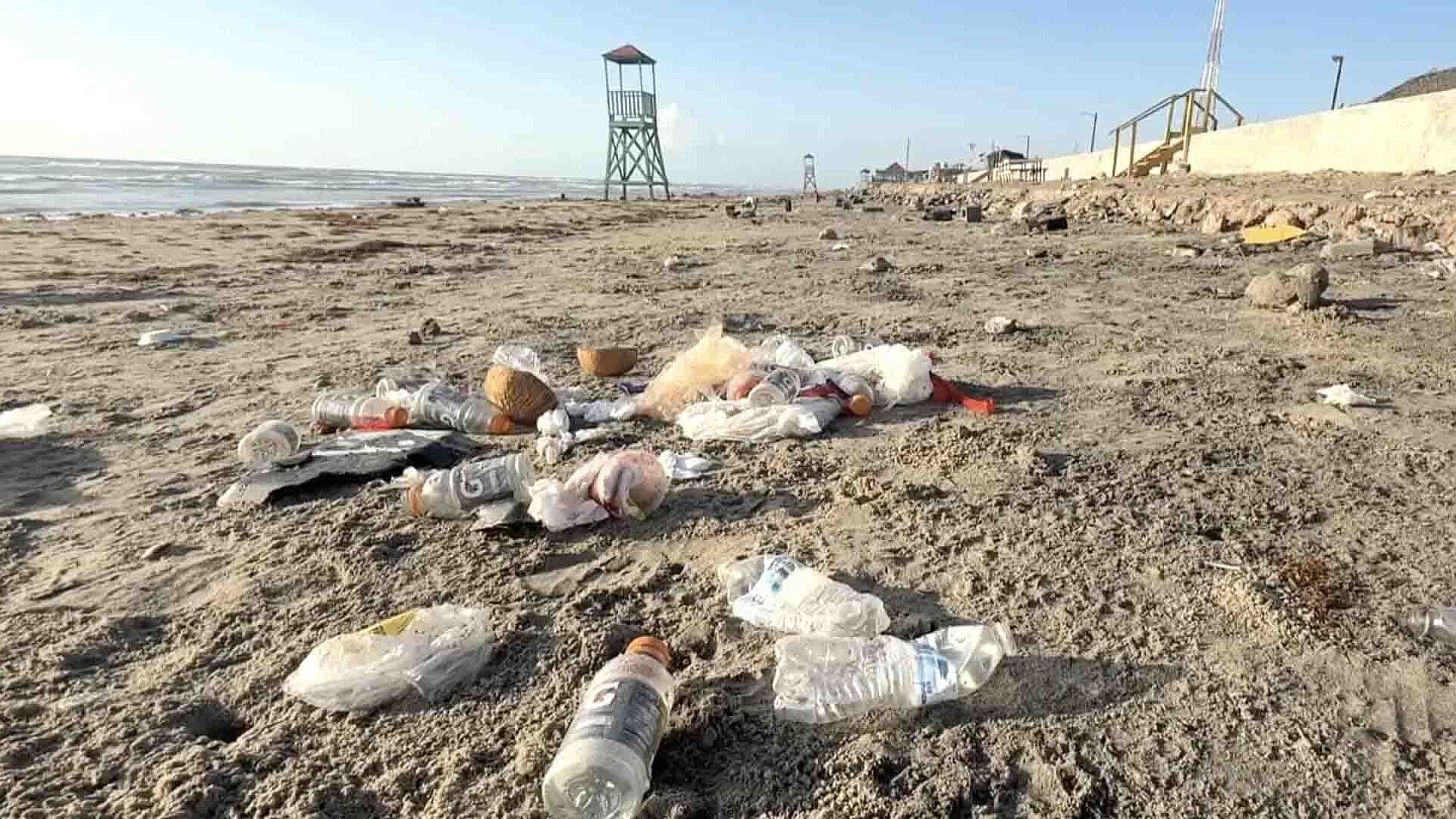Turistas Dejan Basura en Orilla de la Playa Bagdad de Matamoros