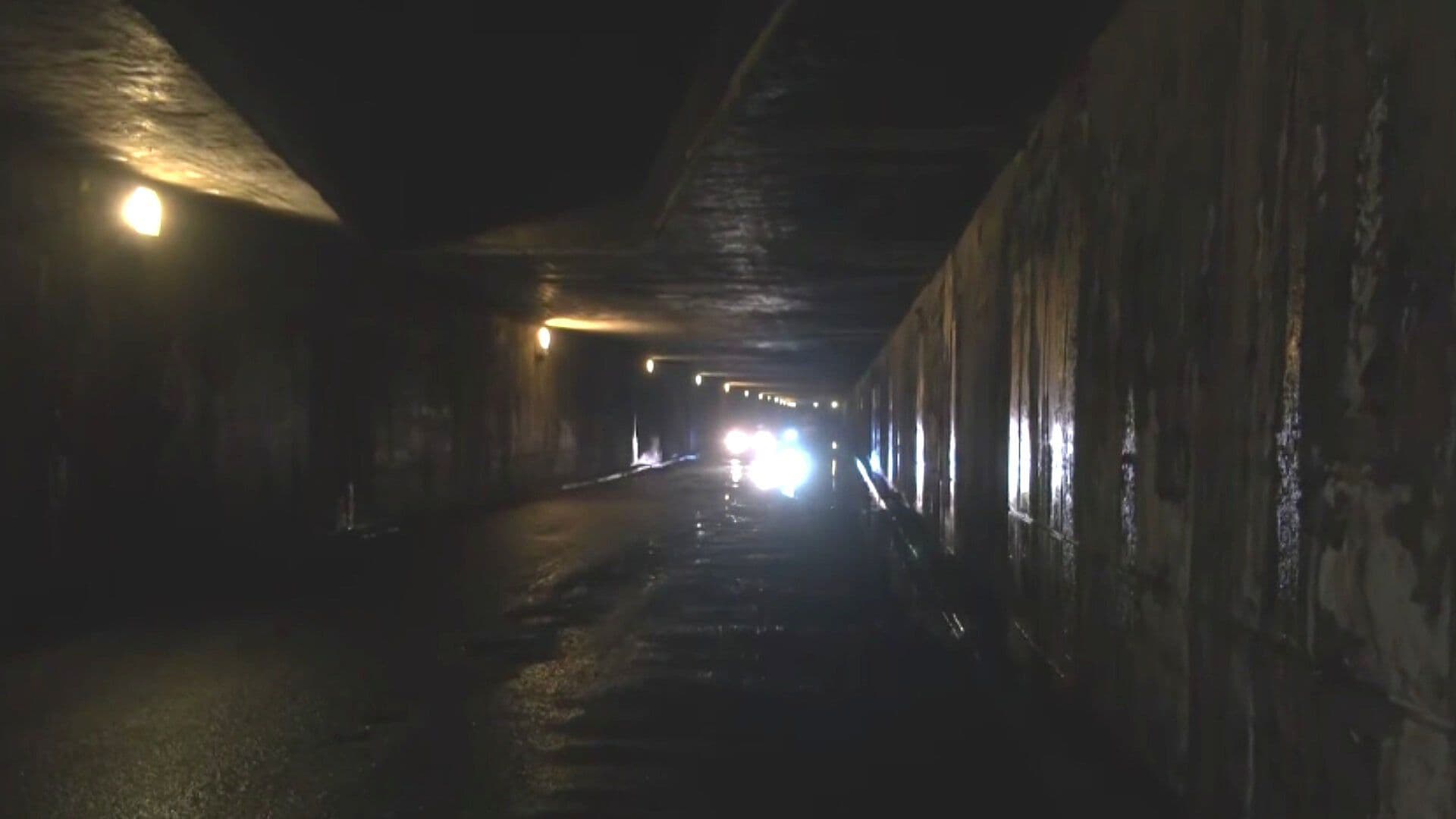 Así Es el Bajopuente de la GAM, CDMX con Decenas de Baches y Sin Luz en Calle 613