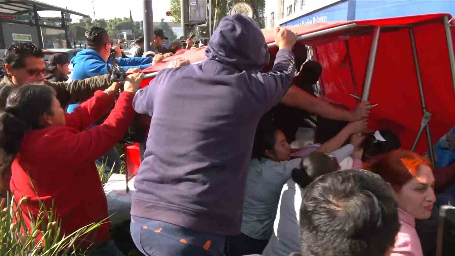 VIDEO: Comerciantes se Enfrentan a Golpes y Empujones con Policías en la Alcaldía Cuauhtémoc, CDMX