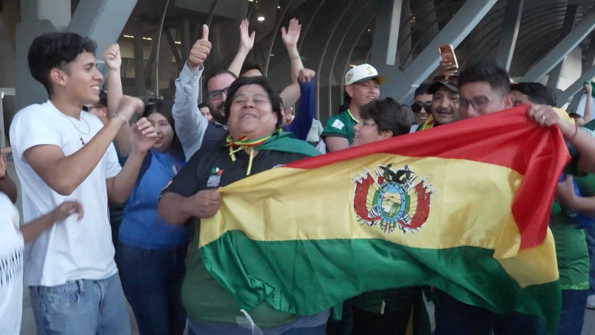 Aficionados Celebran Triunfo de Bolivia Sobre Surinam en el Estadio Monterrey