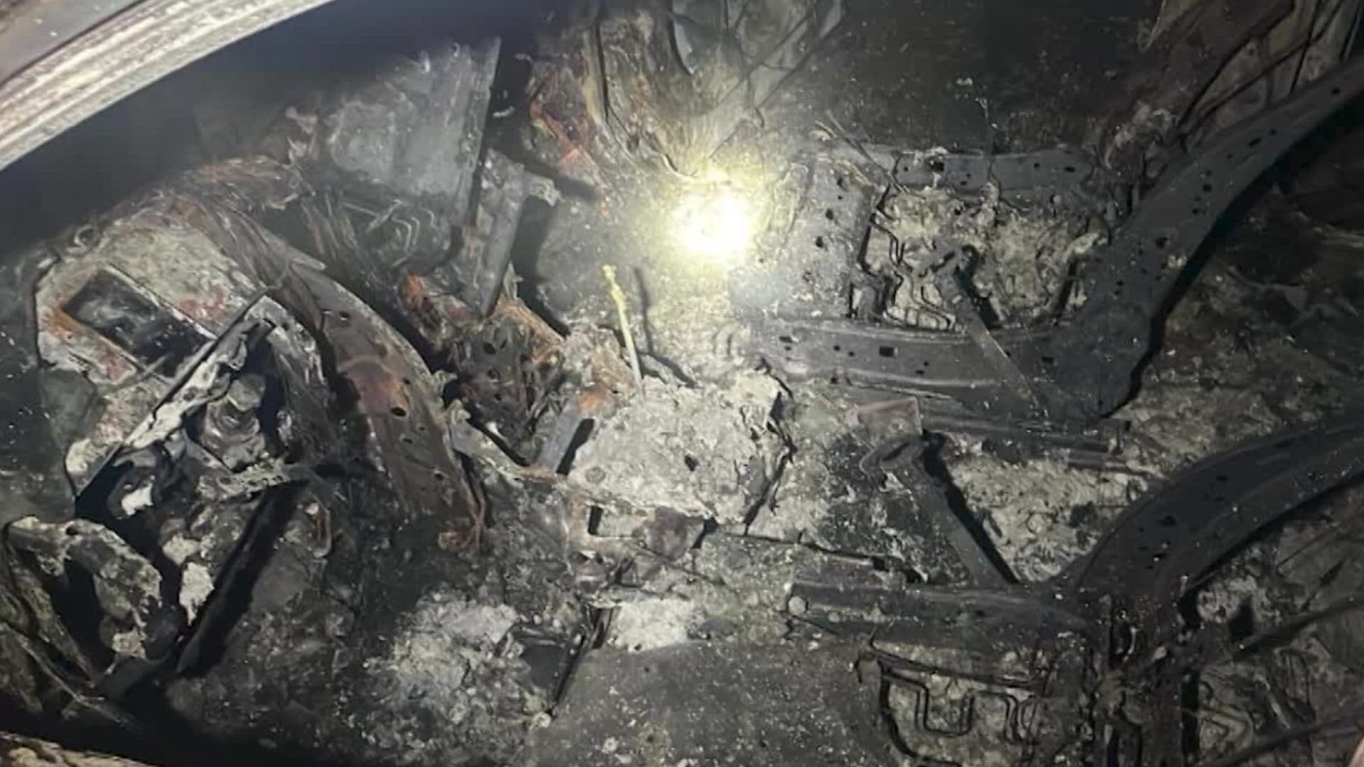 Vehículos en Llamas y con Ponchallantas en su Interior en Carretera Ramal a Ameca