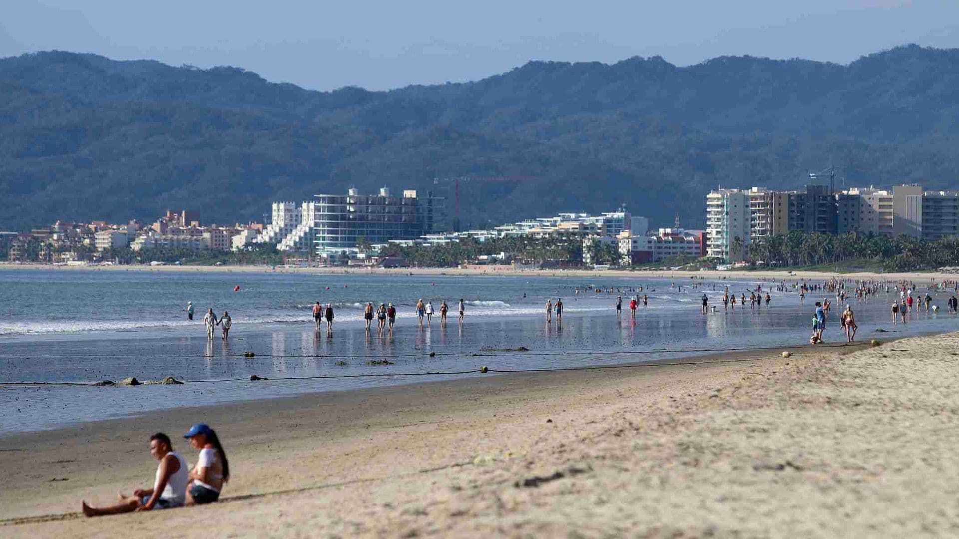 Turista Muere en Playa de Puerto Vallarta tras Falla en su Paracaídas
