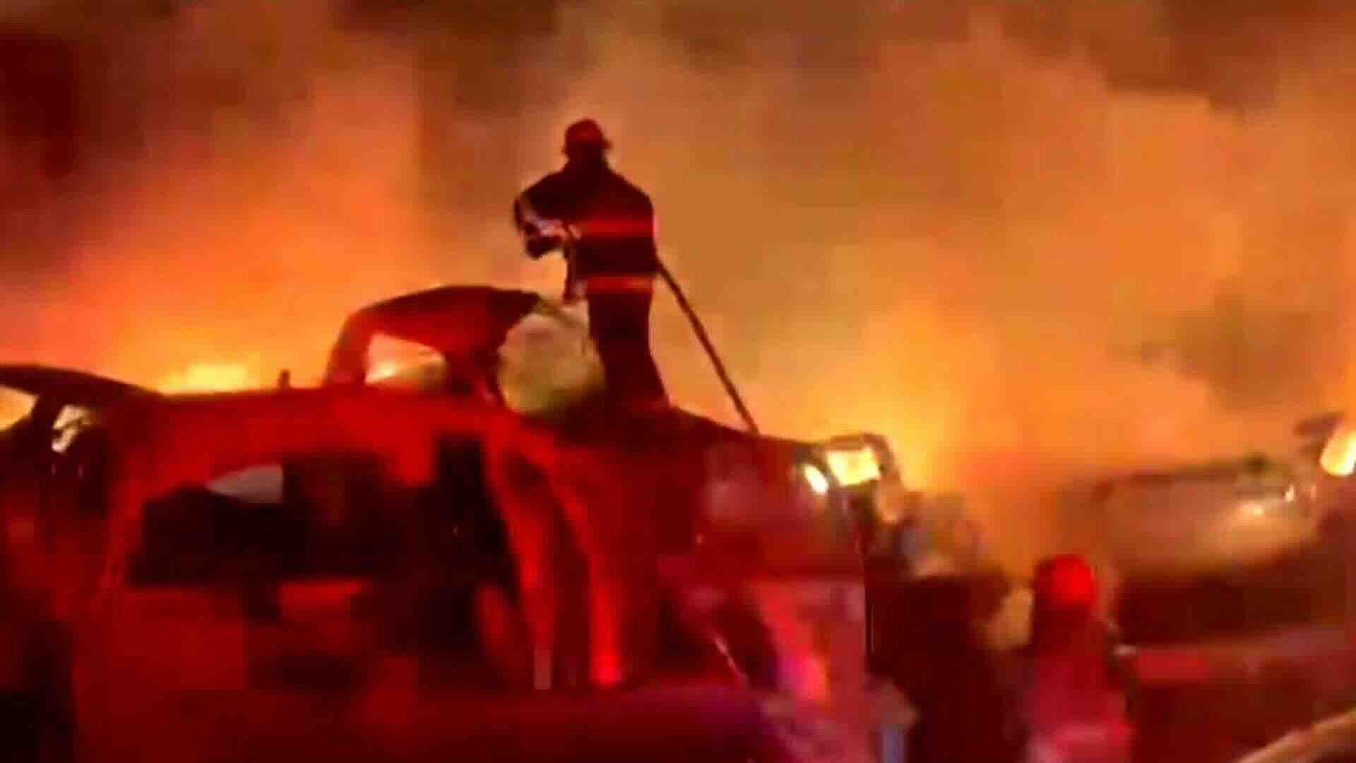 Incendio Consume 25 Autos en Negocio de Autopartes en Tlaquepaque en Jalisco