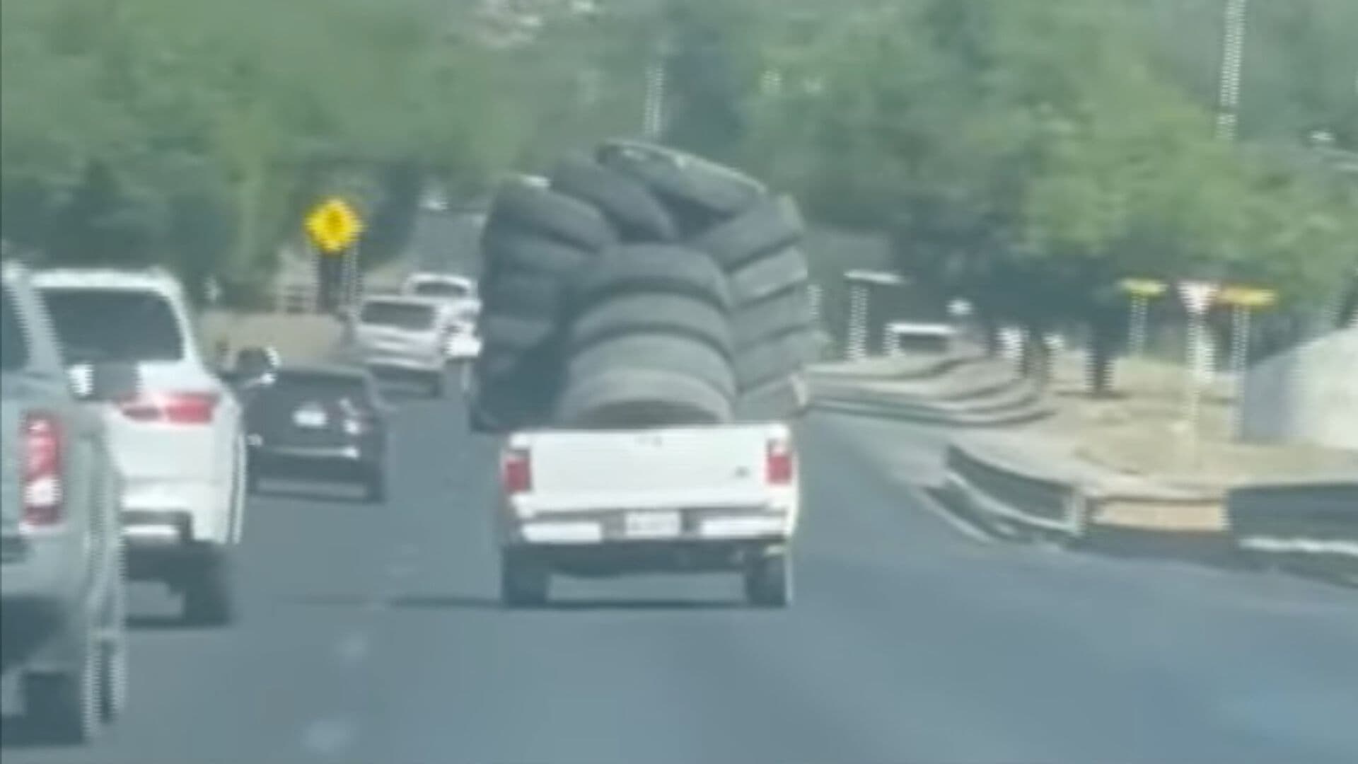 Captan Camioneta con Exceso de Carga Circulando por Carretera Nacional en Santiago, NL