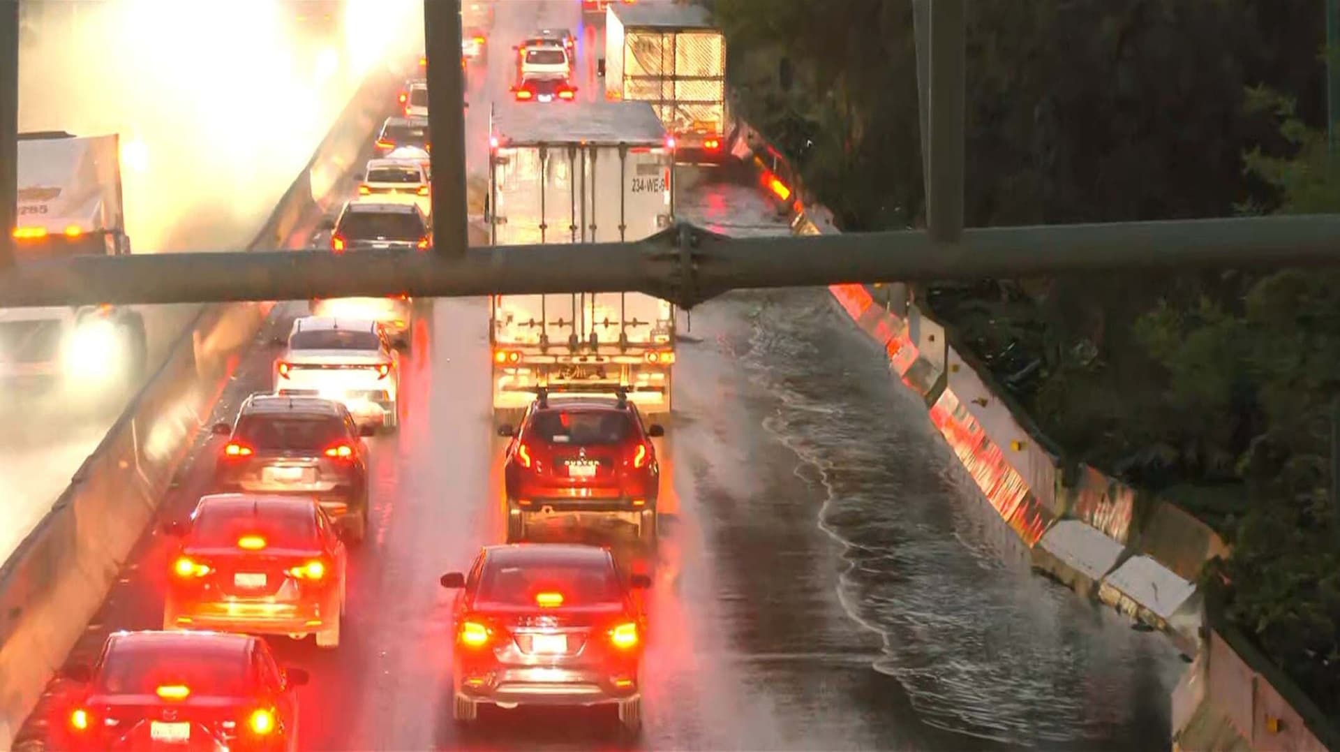 Caos en la México-Querétaro: Granizada y Lluvia Inunda Carriles Centrales en Cuautitlán Izcalli, en Edomex