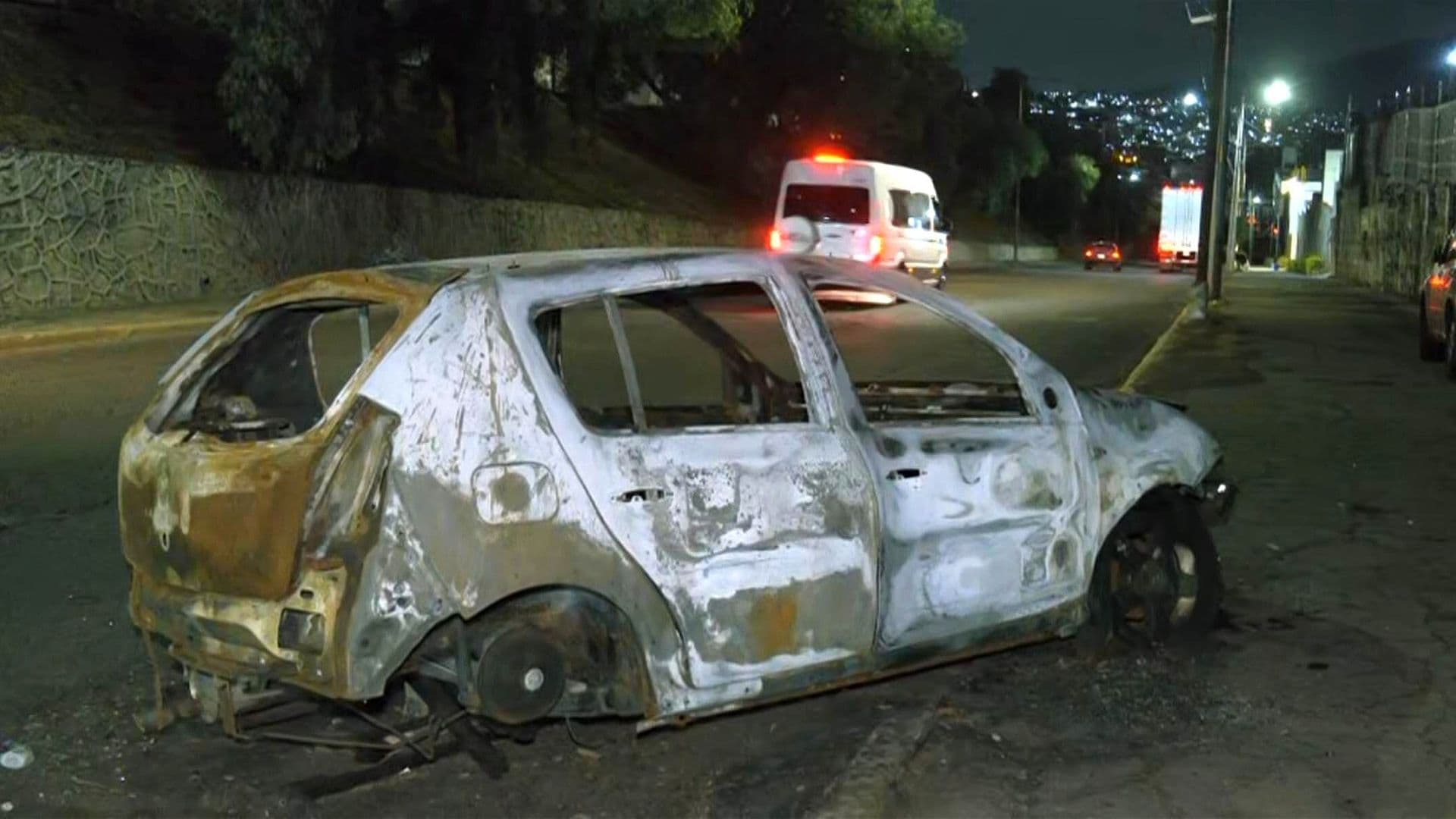 Se Incendia Auto y lo Abandonan en la Vía Gustavo Baz de Tlalnepantla, en Edomex