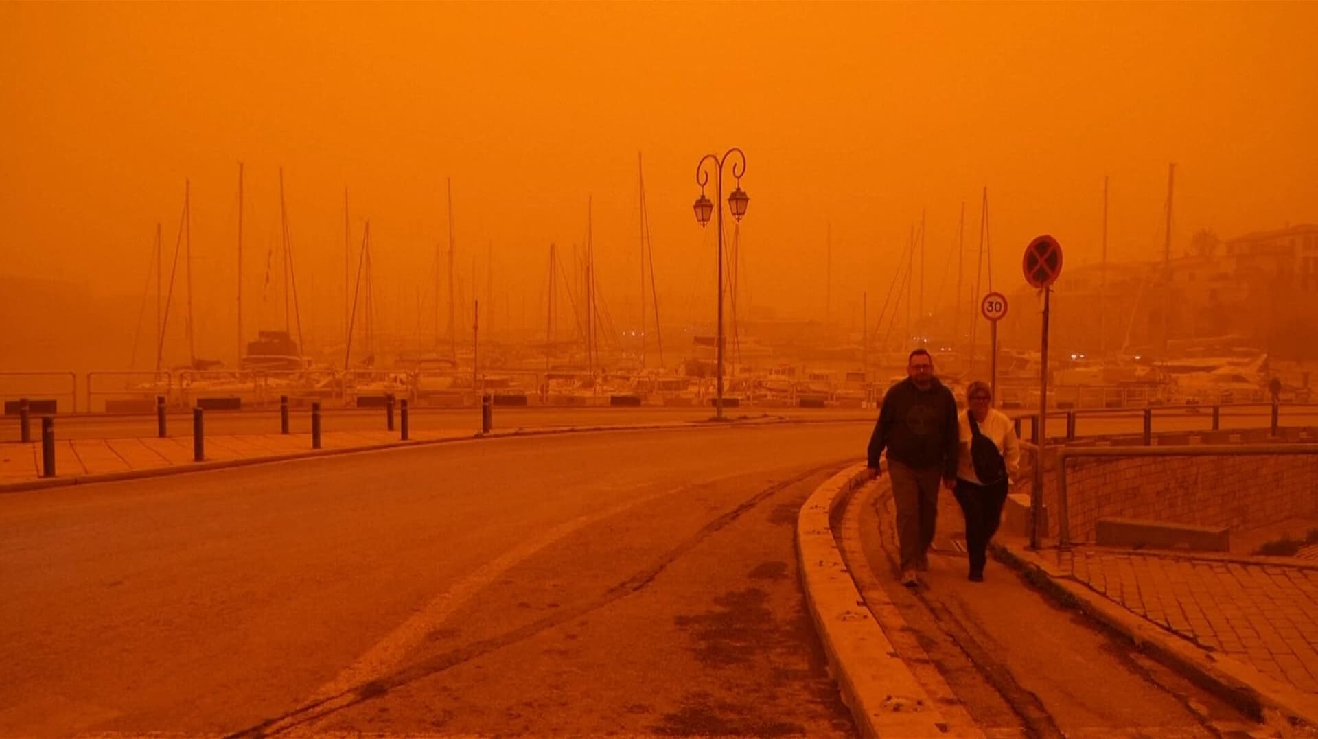 Imágenes Impactantes: Isla de Creta en Grecia se Tiñe de Naranja por Nube de Polvo del Sahara