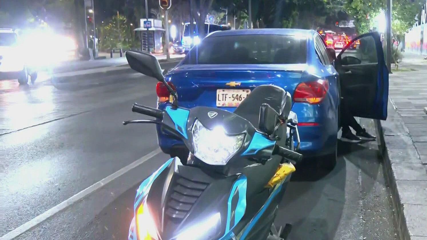 Choque en Insurgentes, CDMX, Deja un Motociclista Lesionado
