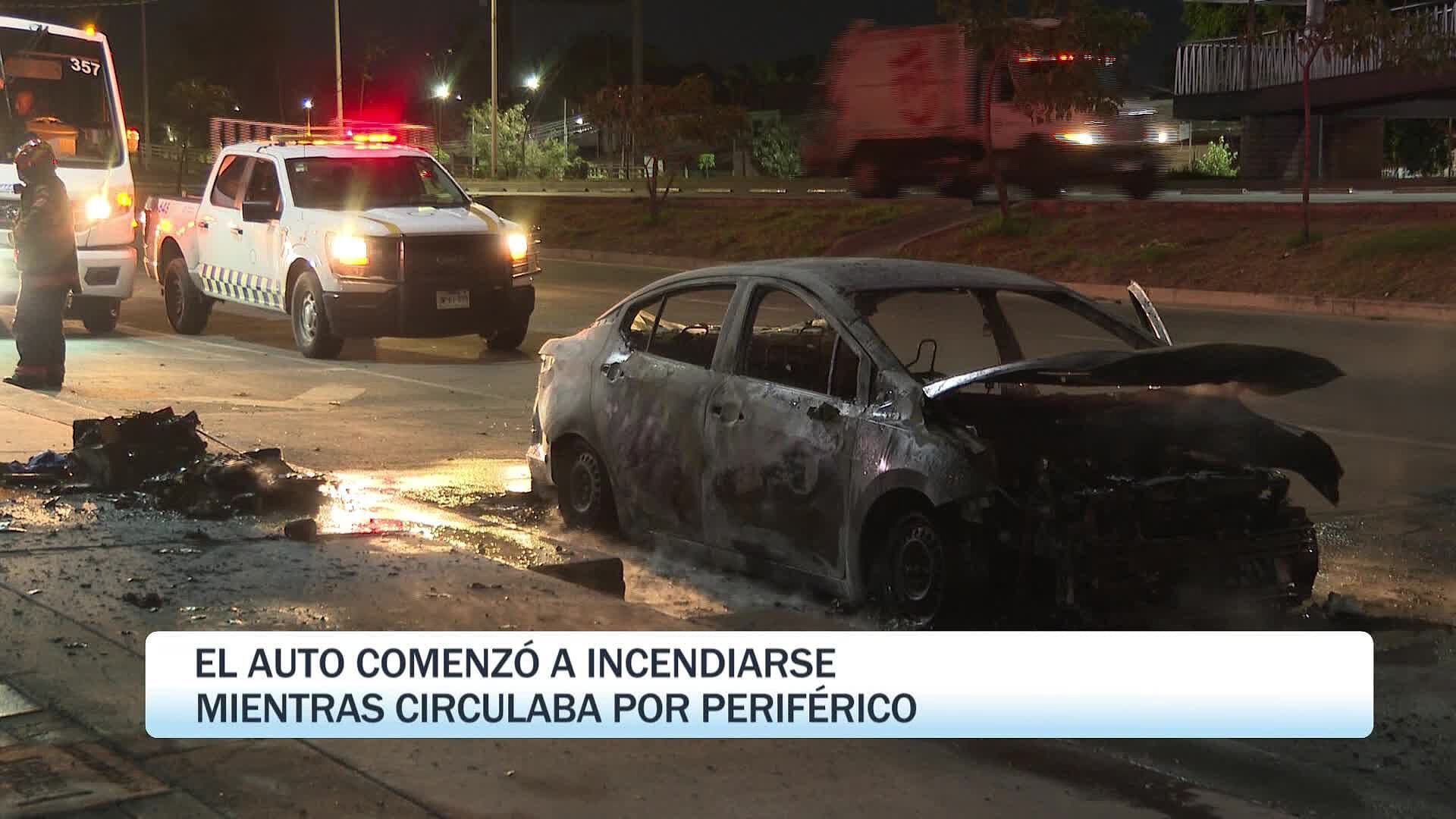 Auto Termina Calcinado en Periférico por Posible Falla Eléctrica