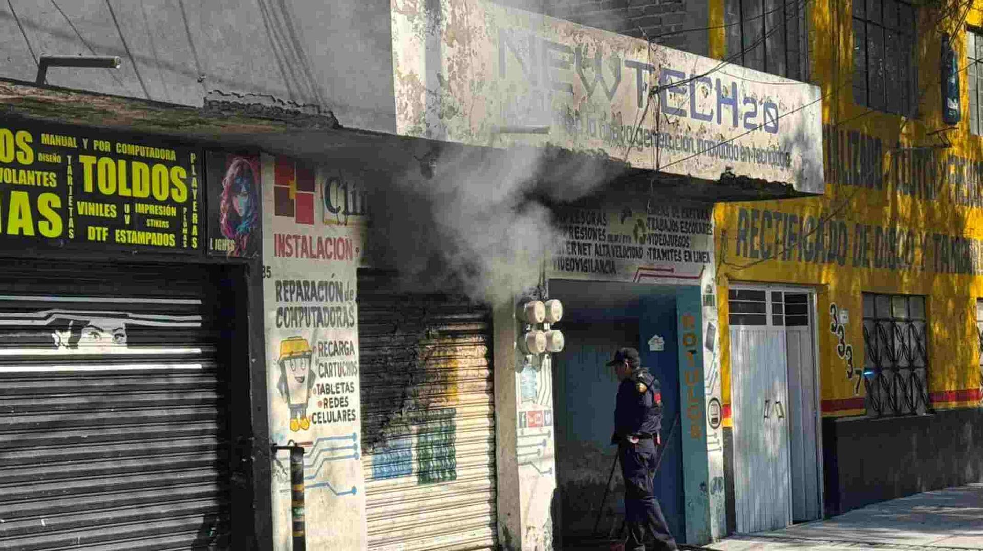 Incendio en la GAM Hoy: Bomberos Combaten las Llamas en un Negocio de CDMX