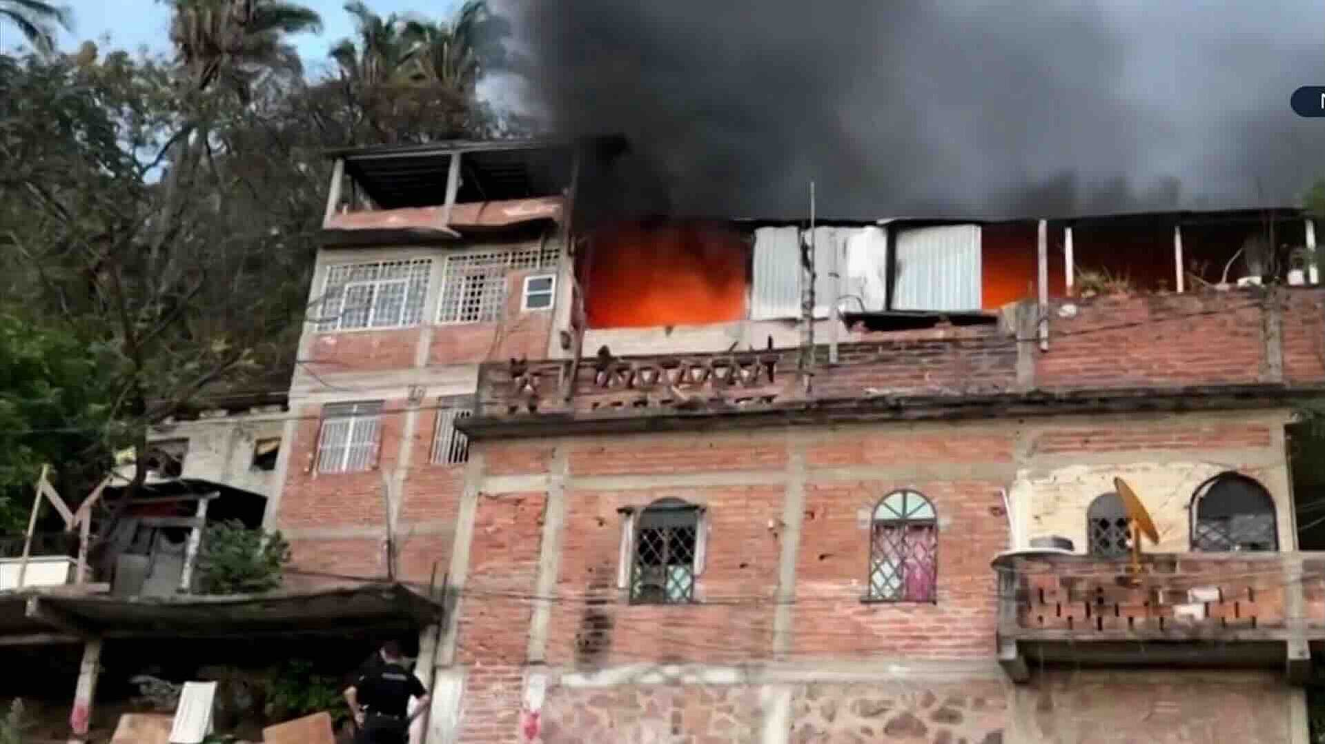Fuerte Incendio en Casa de Tres Pisos Deja Personas Atrapadas en Puerto Vallarta, Jalisco