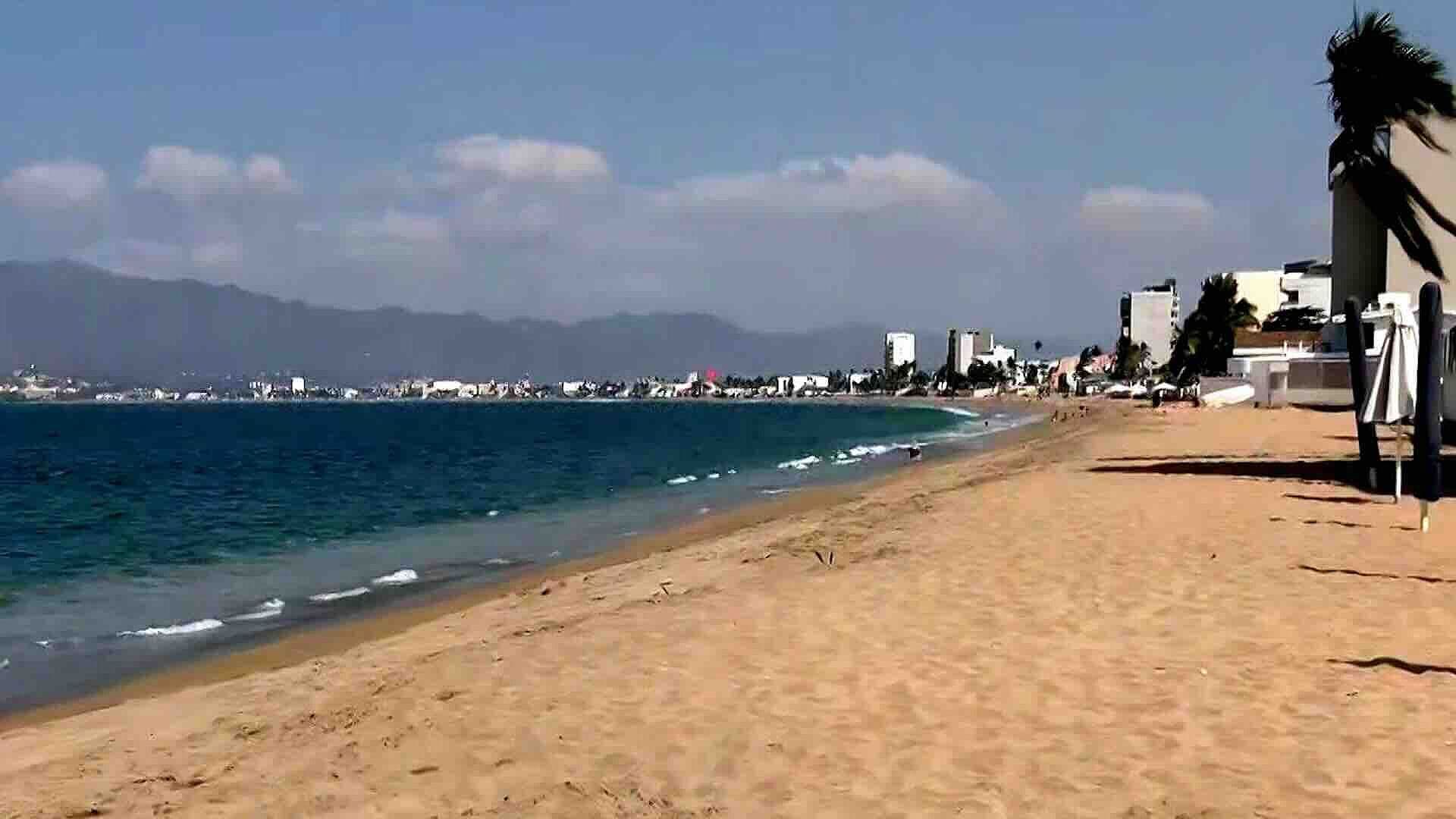 Turistas Disfrutan Playas de Acapulco y Colima Pese a Mar de Fondo y Accidentes
