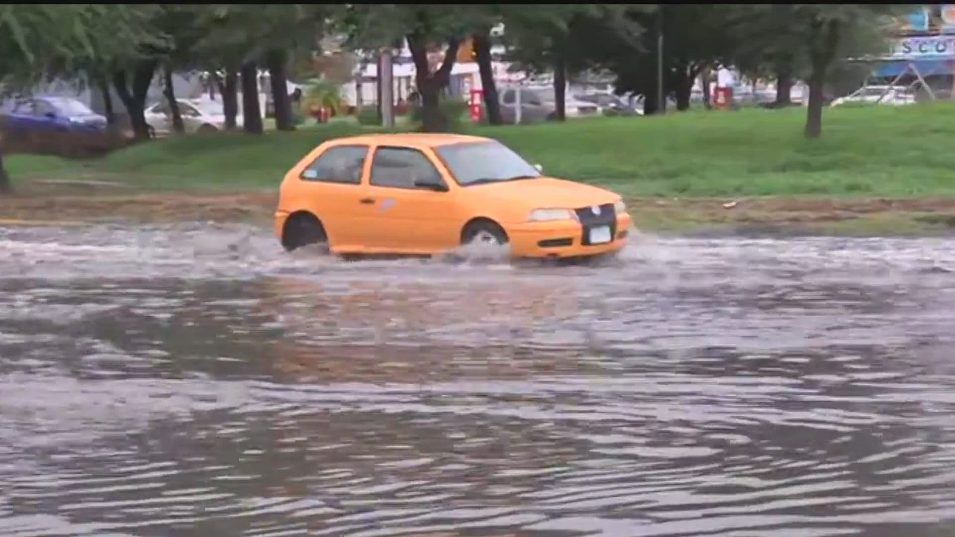 Lluvias Provocan Encharcamientos en Av. Sendero Norte en San Nicolás
