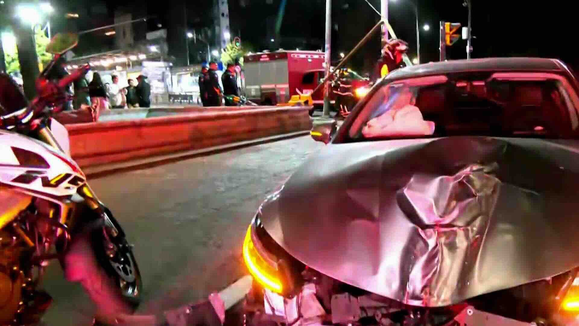 Conductora Salta Semáforo e Impacta Poste en Insurgentes y Álvaro Obregón, CDMX