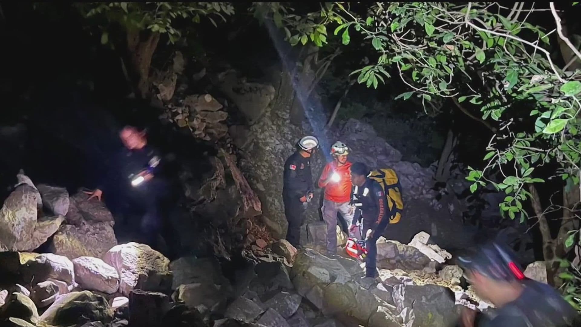 Ahora Rescatan a Padre e Hijo del Cerro de la Silla en Guadalupe