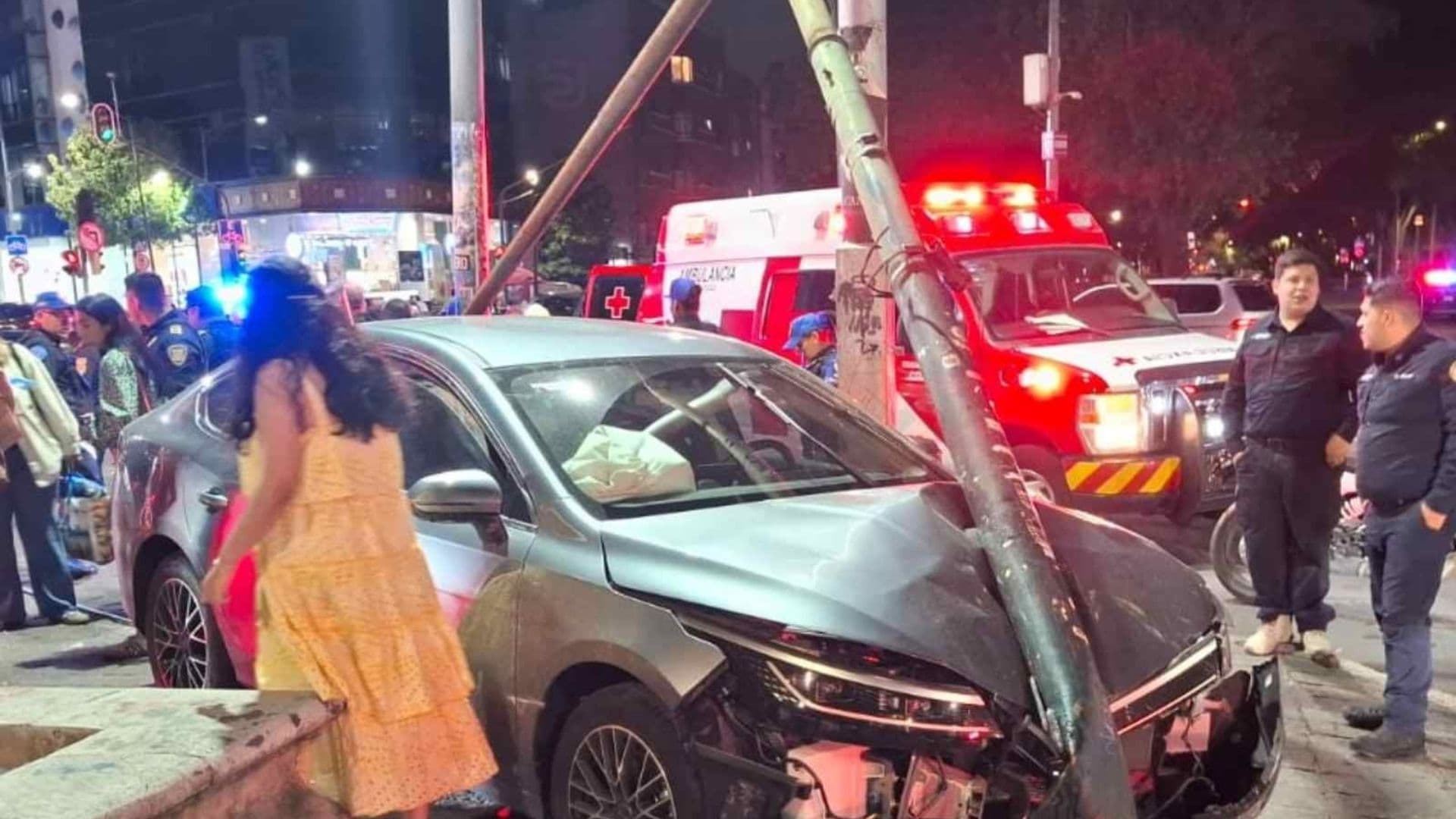 Conductora Choca Contra Poste en el Cruce de Álvaro Obregón e Insurgentes