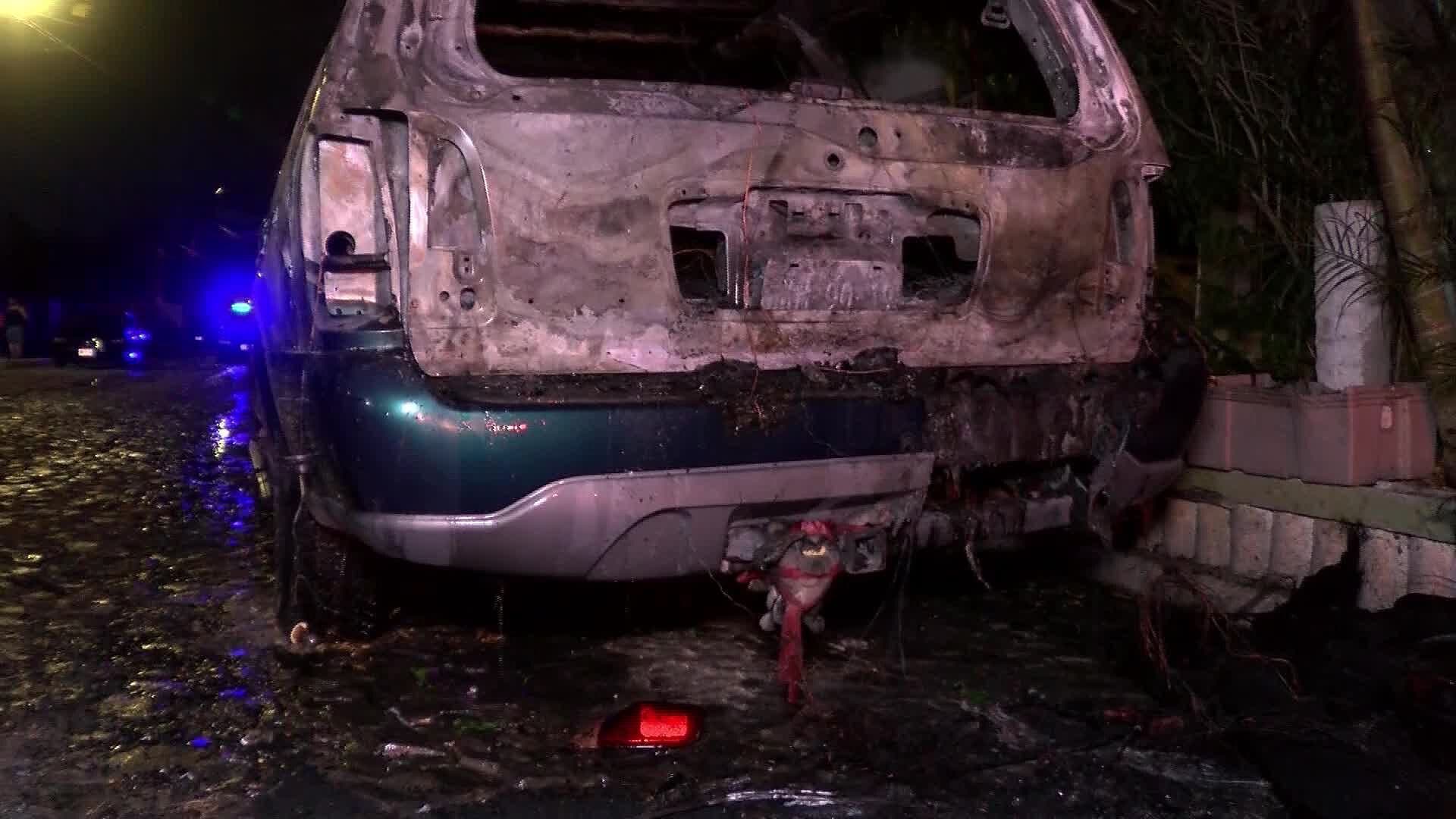 Camioneta Incendiada Intencionalmente en El Tapatío, en Tlaquepaque