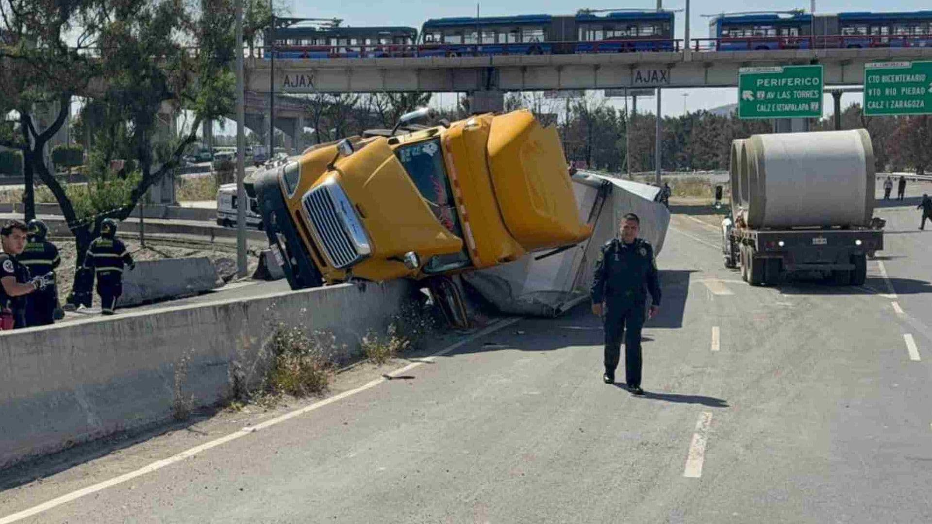 Accidente en Puente La Concordia: Tráiler Vuelca Hoy en Iztapalapa, CDMX