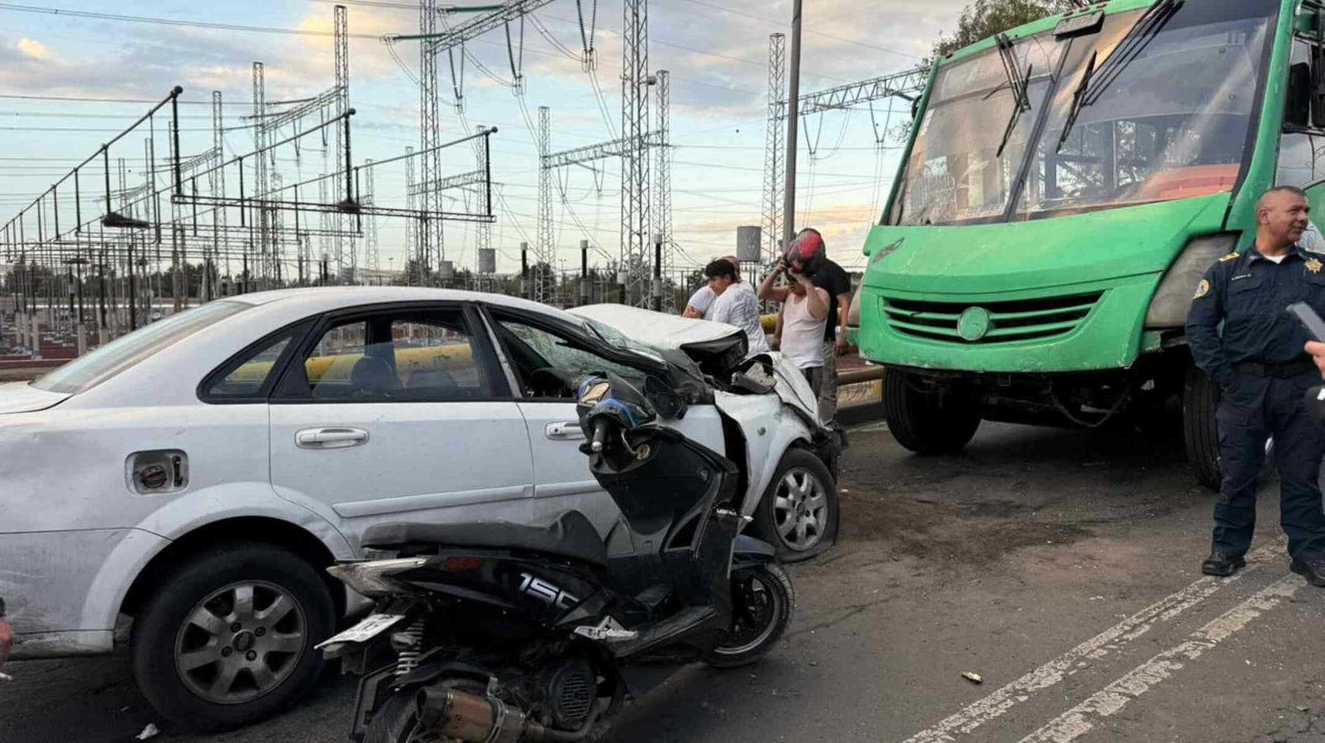 ¿Qué Pasó en Periférico y Eje 6 Sur, Iztapalapa Hoy? Auto Invade Carril de Camión: Hay 2 Heridos