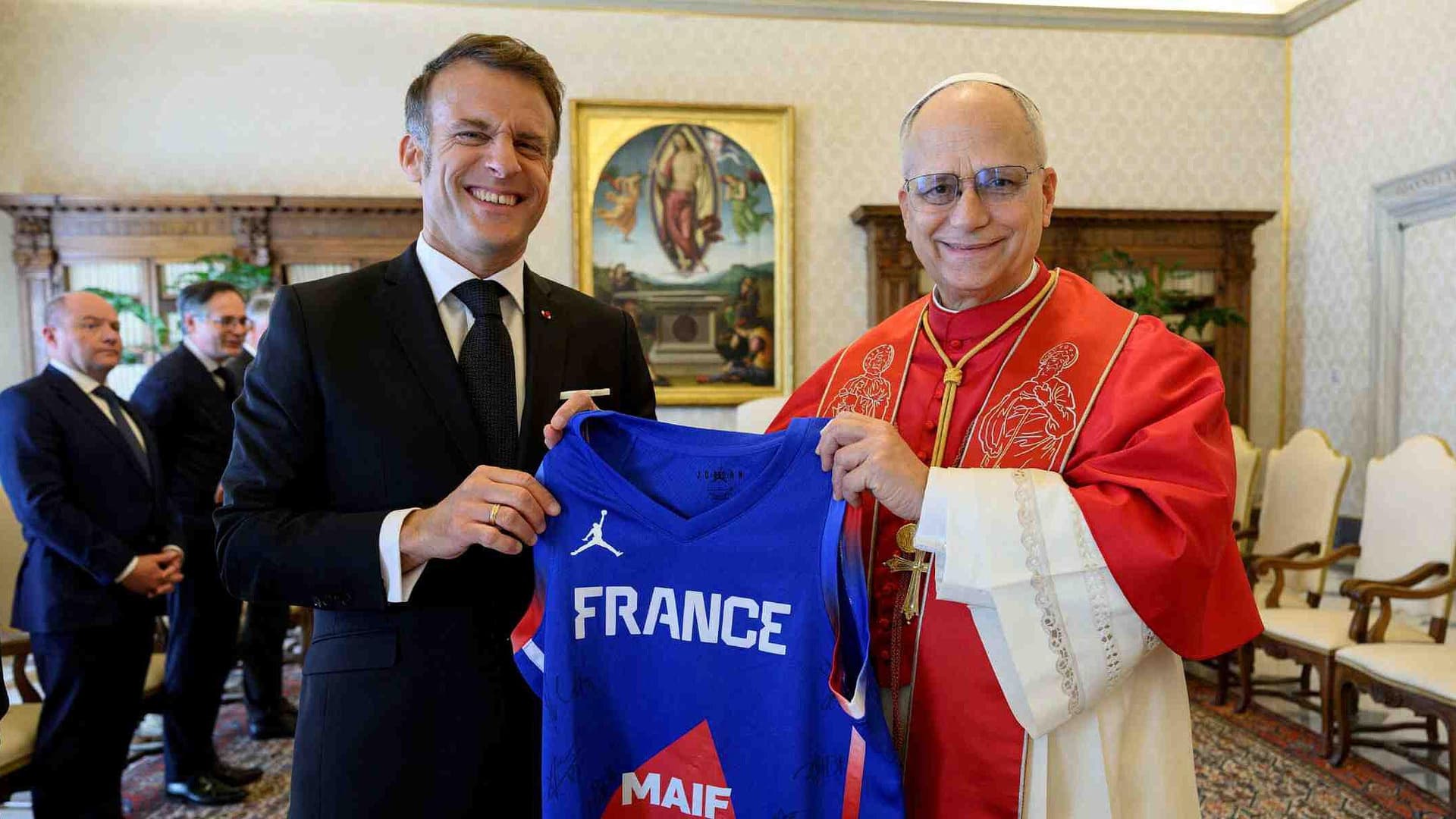 Macron Regala Playera de Baloncesto al Papa León XIV Durante su Visita al Vaticano