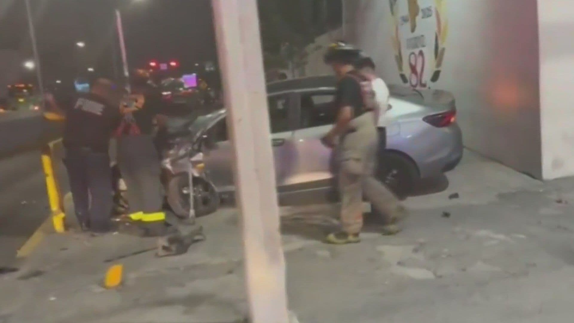 Choca Carro Contra Muro Divisorio, Hay Un Lesionado en Av. Benito Juárez