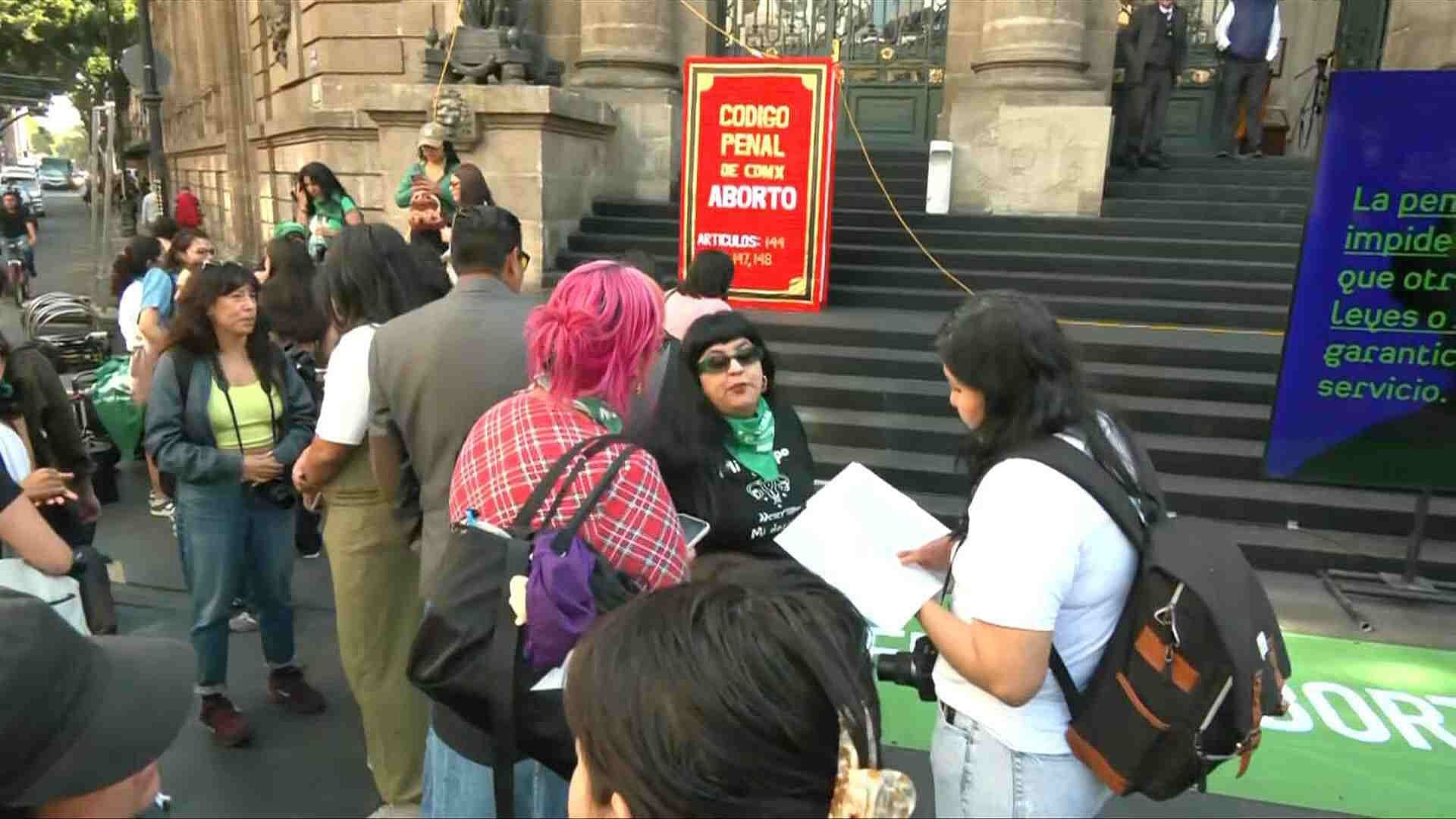 Feministas Protestan a Favor del Aborto en el Congreso de la CDMX