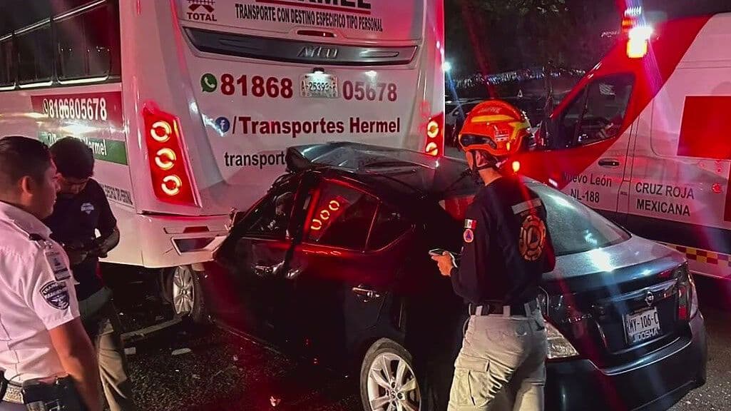 Choca Camión de Transporte de Personal en Apodaca