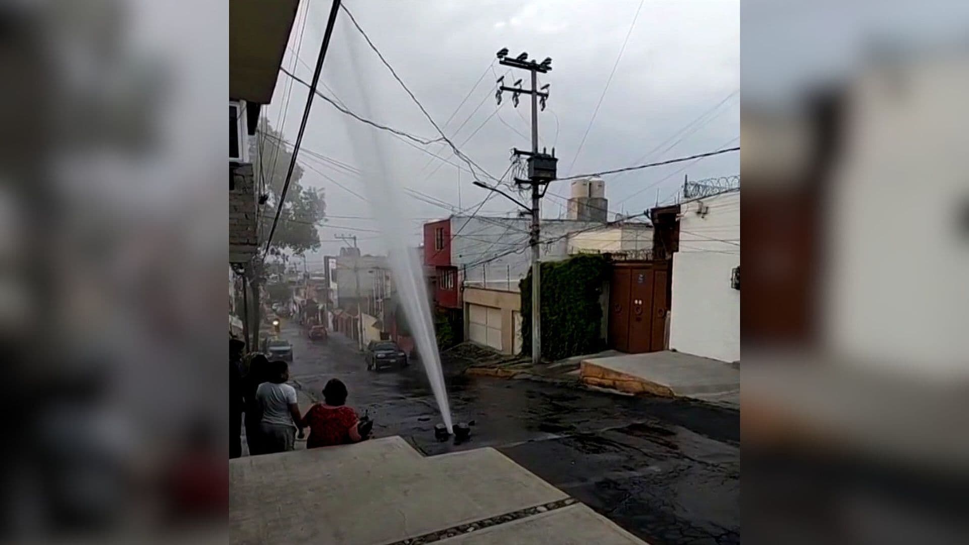 Enorme Fuga de Agua Genera Chorro de Varios Metros y Afecta Circulación en Tlalpan, CDMX