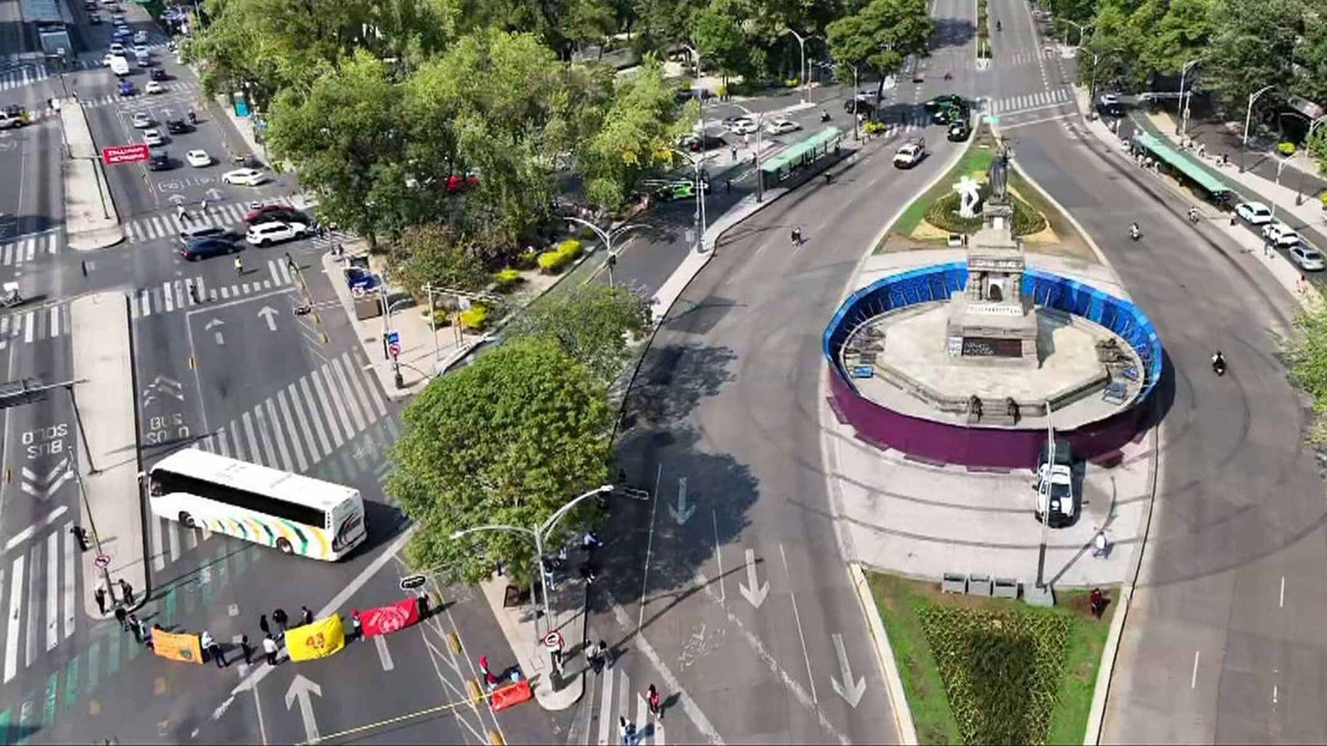 Normalistas de Ayotzinapa Bloquean Paseo de la Reforma en el Cruce con Insurgentes