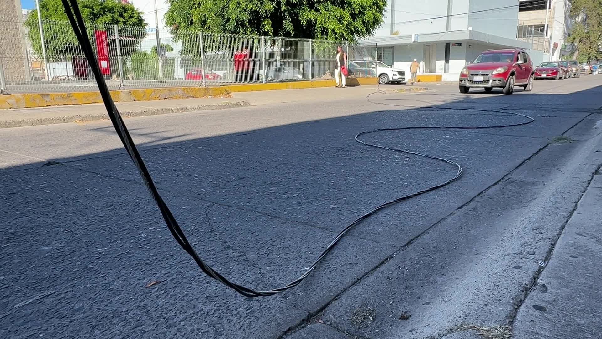 Vecinos de Jardines del Moral Denuncian que hay Varios Cables Sobre el Suelo