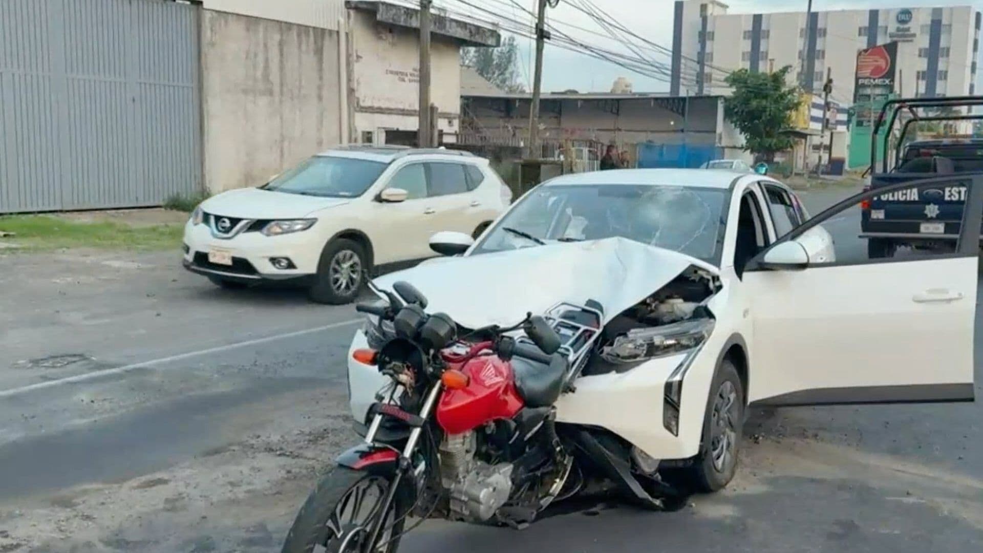 Motocicleta Termina Incrustada en el Motor de un Auto; Ocurrió en la Carretera Veracruz-Xalapa