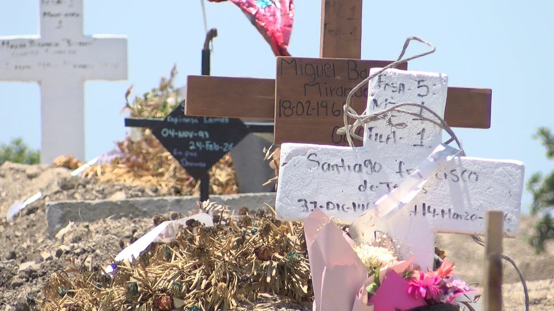 Deudos Esperan Traslado de Cuerpos en Panteón Cancelado de Santa Fe en Tijuana