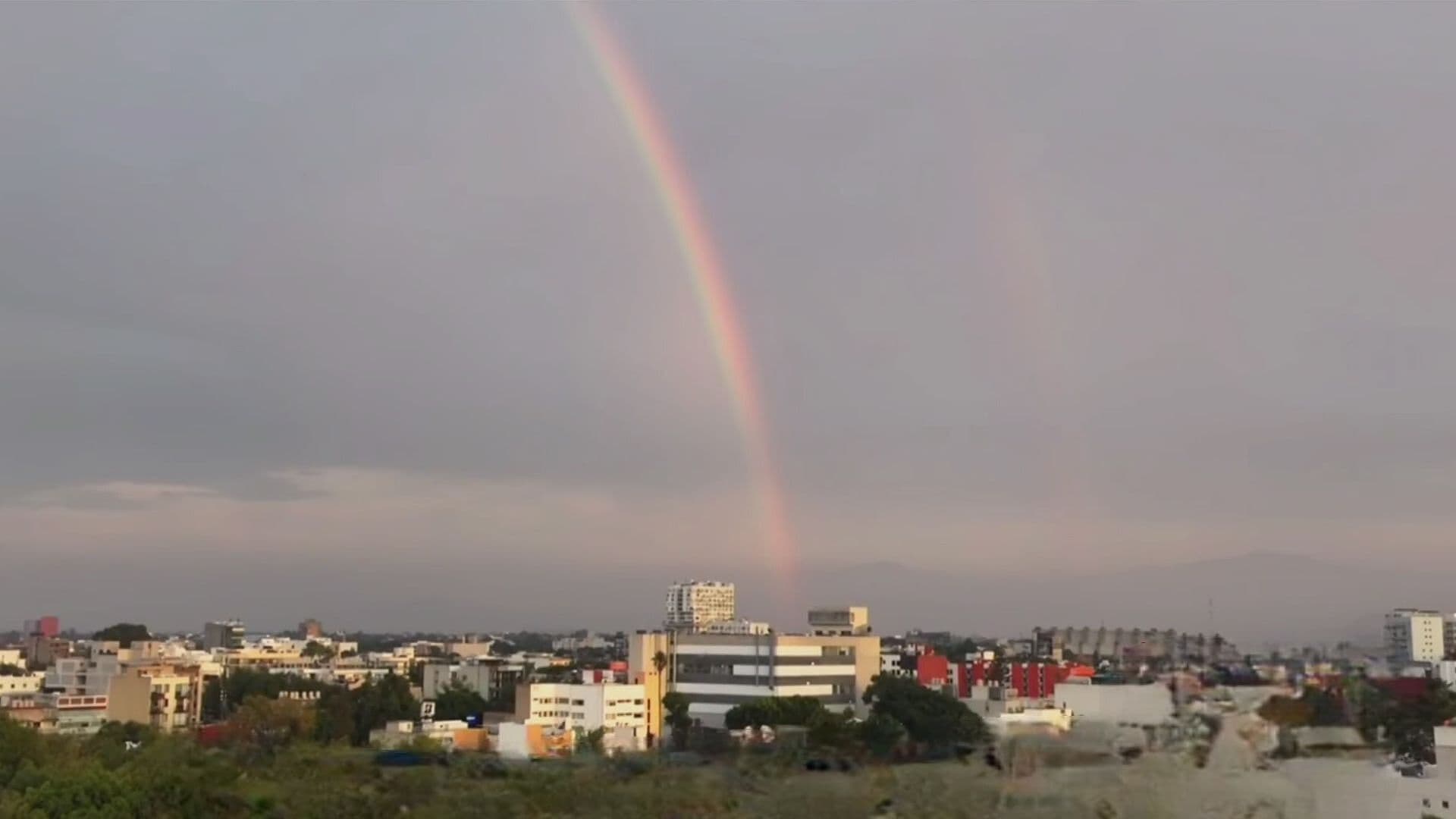 Arcoíris Sorprende a Habitantes tras las Lluvias de esta Tarde en la Ciudad de México