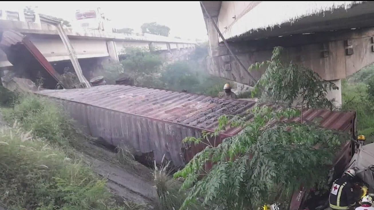 Se Incendia Tráiler en Monterrey y Cae a Río