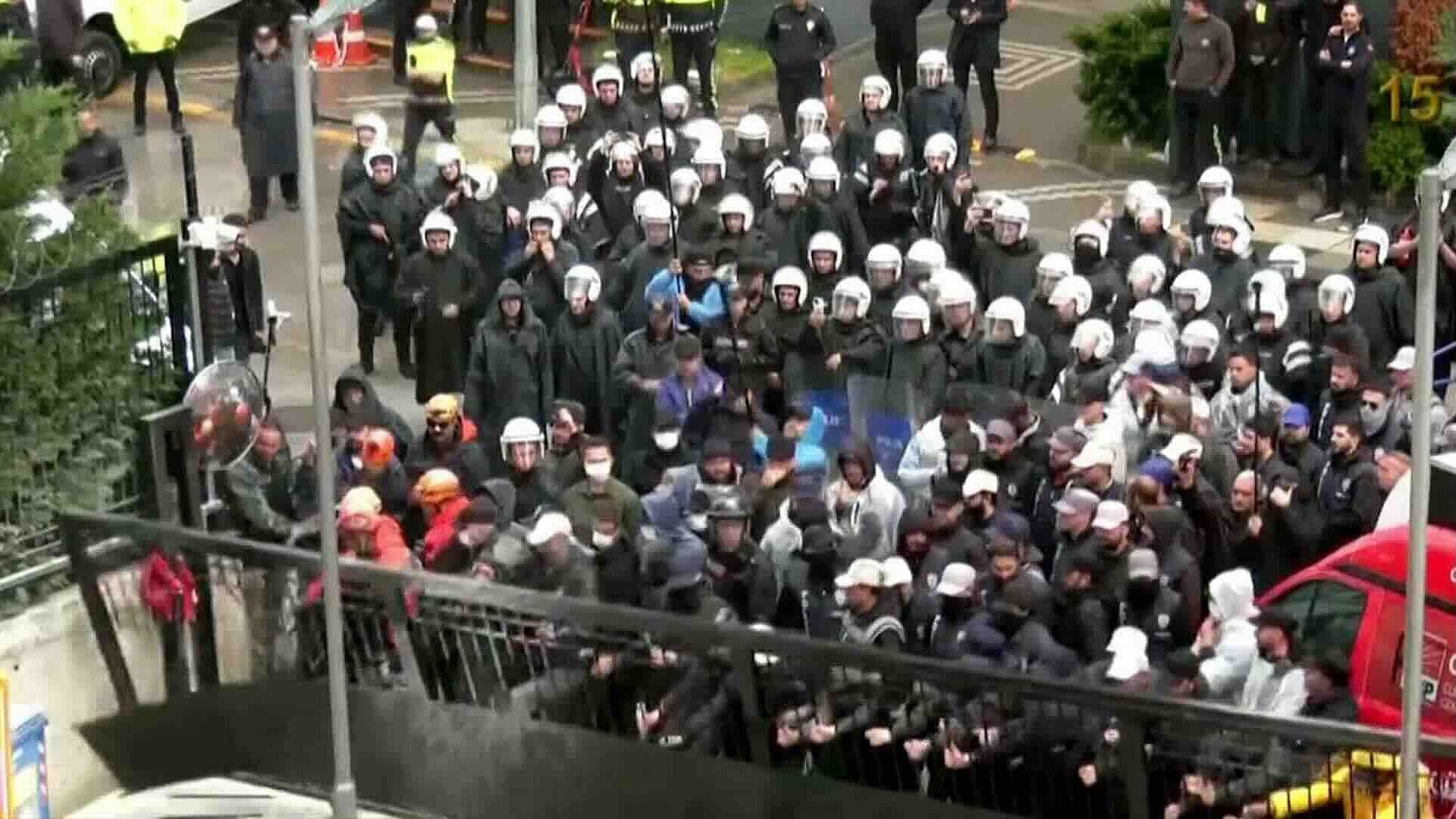 Policía Irrumpió en Sede del CHP y Desalojó a Opositores en Turquía